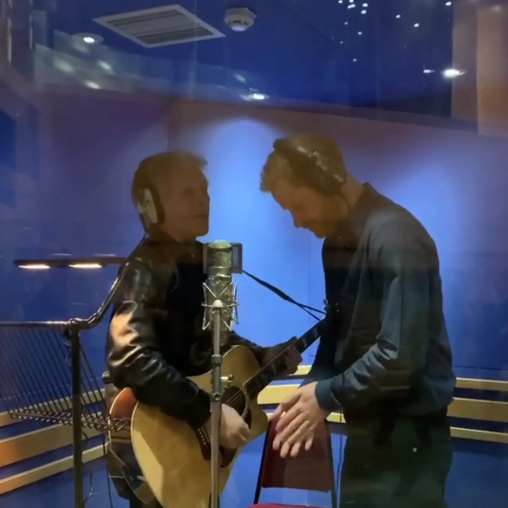 Princ Harry a spevák Bon Jovi v nahrávacom štúdiu.