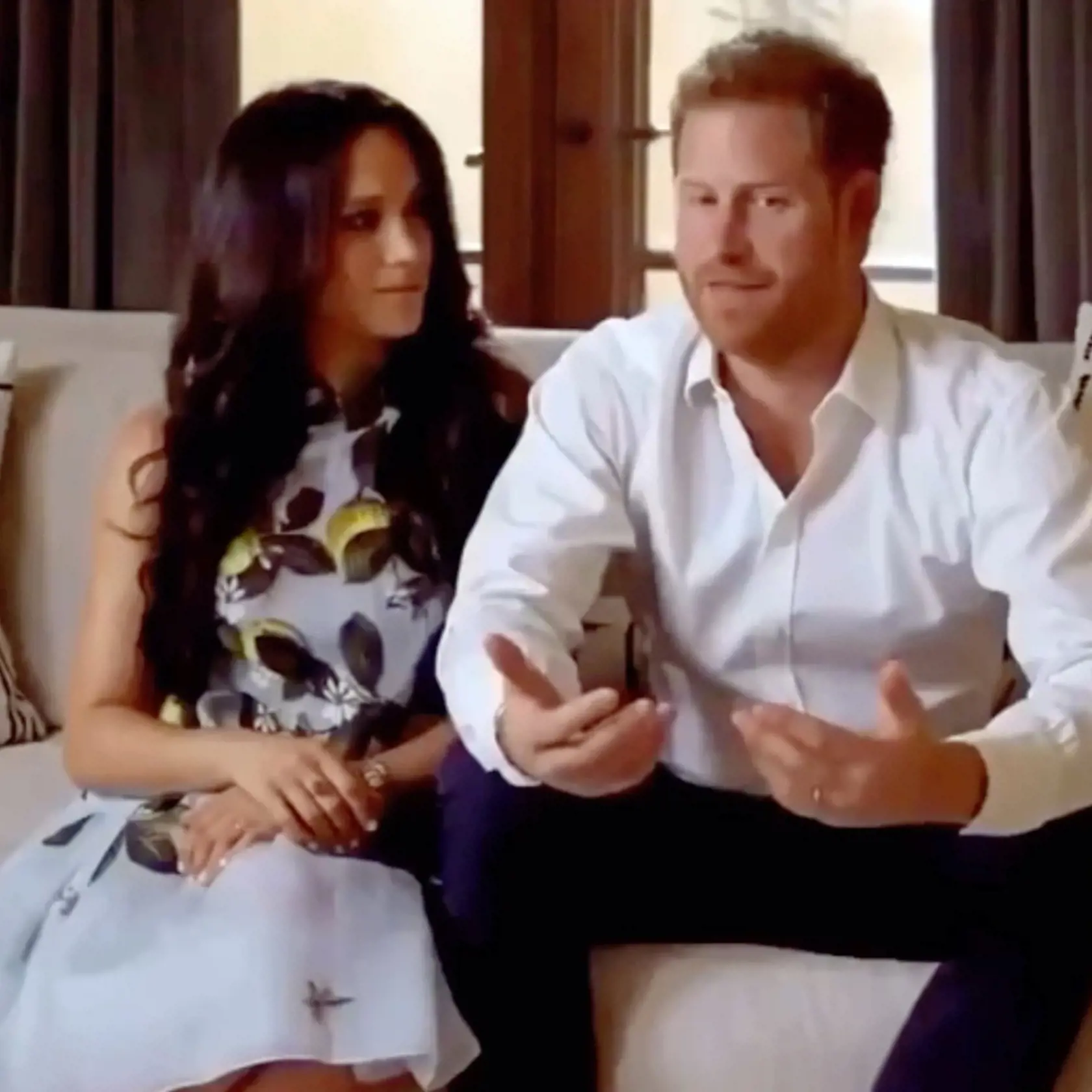Princ Harry mal oblečenú bielu košeľu, Meghan vyvetrala šaty za 3000 eur!