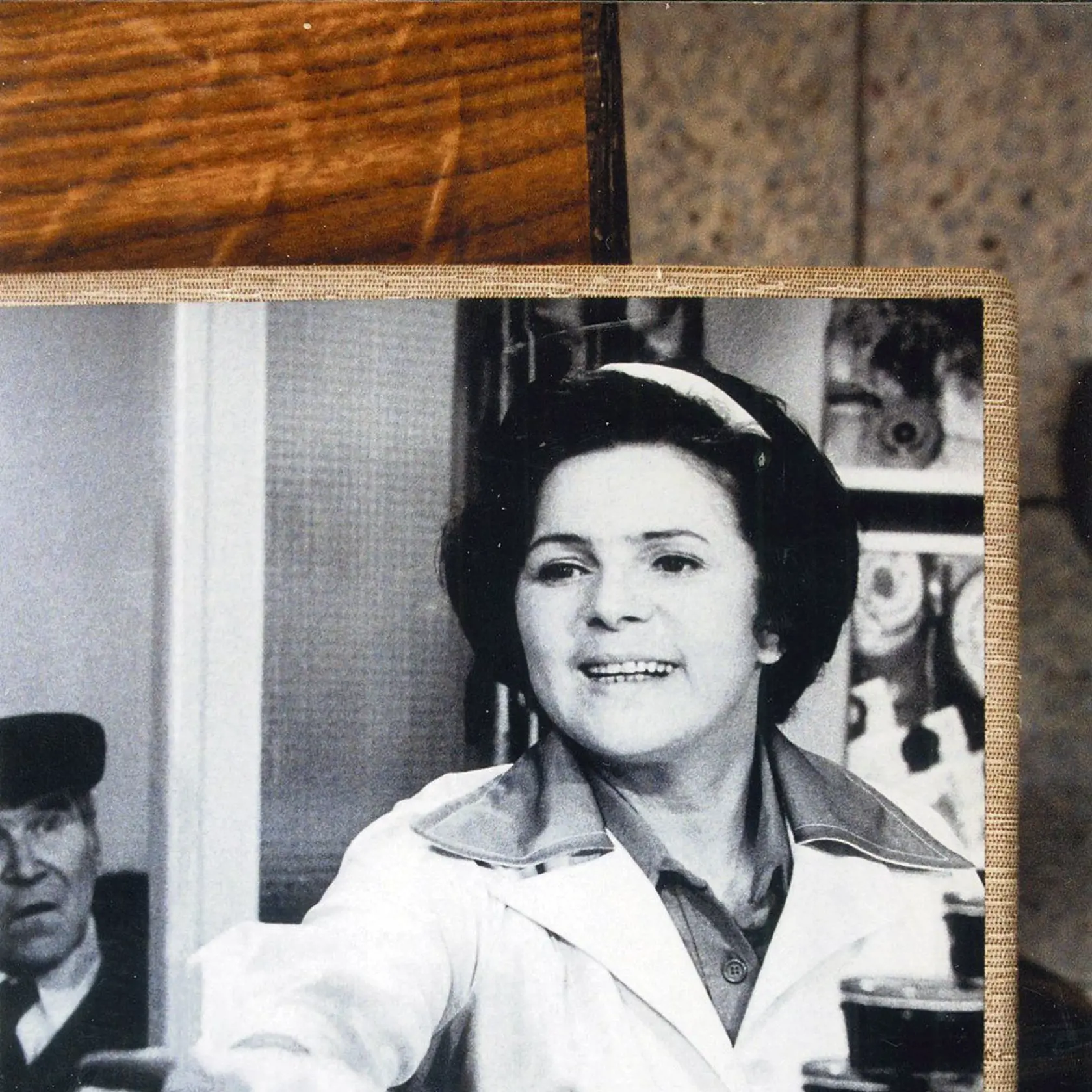 Jiřina Švorcová jako žena za pultem