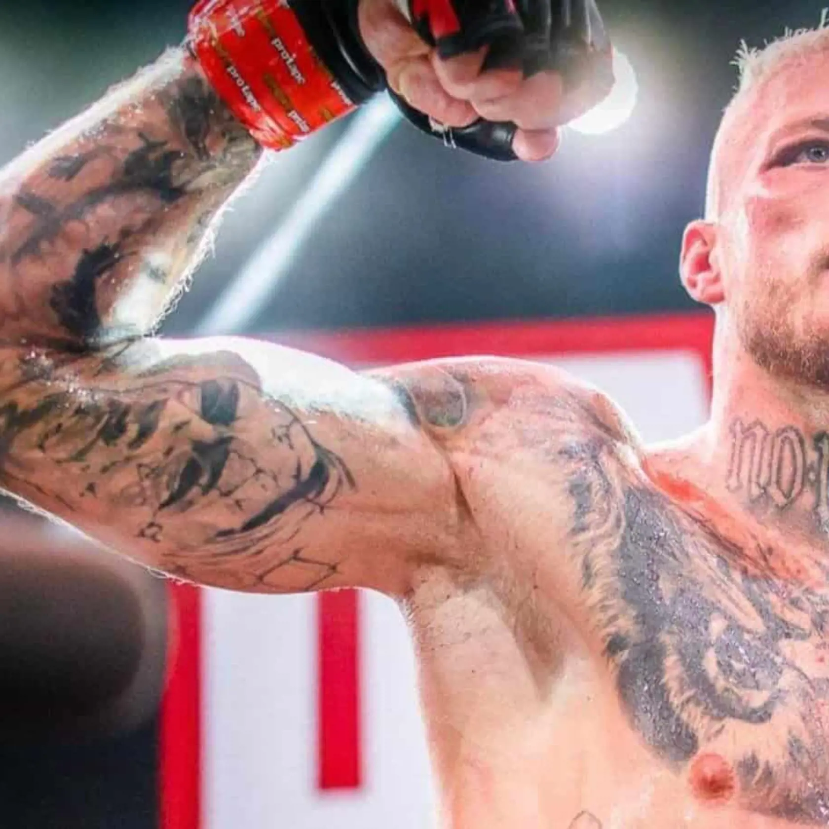 Radek Roušal sa pred časom postaral o rozruch. Mohlo za to tetovanie Adolfa Hitlera na jeho ruke, kvôli ktorému ho organizácia Oktagon vylúčila.