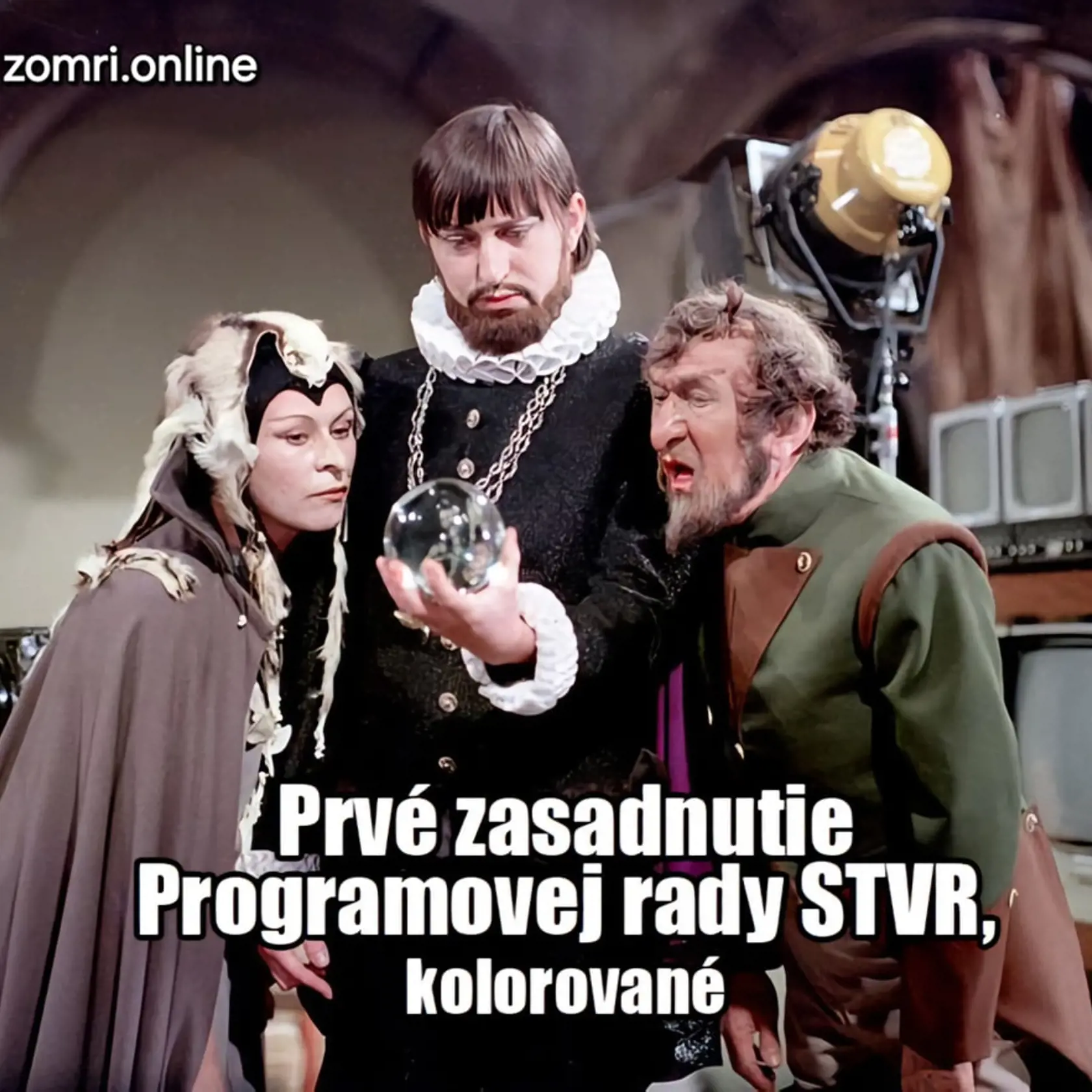 Vraj toto je záber z prvého zasadnutia Programovej rady STVR a je dokonca kolorované. Spoznávate známe postavičky z legendárnej českej rozprávky? Možno je však podoba s nimi a členmi novej rady STVR iba čisto náhodná...