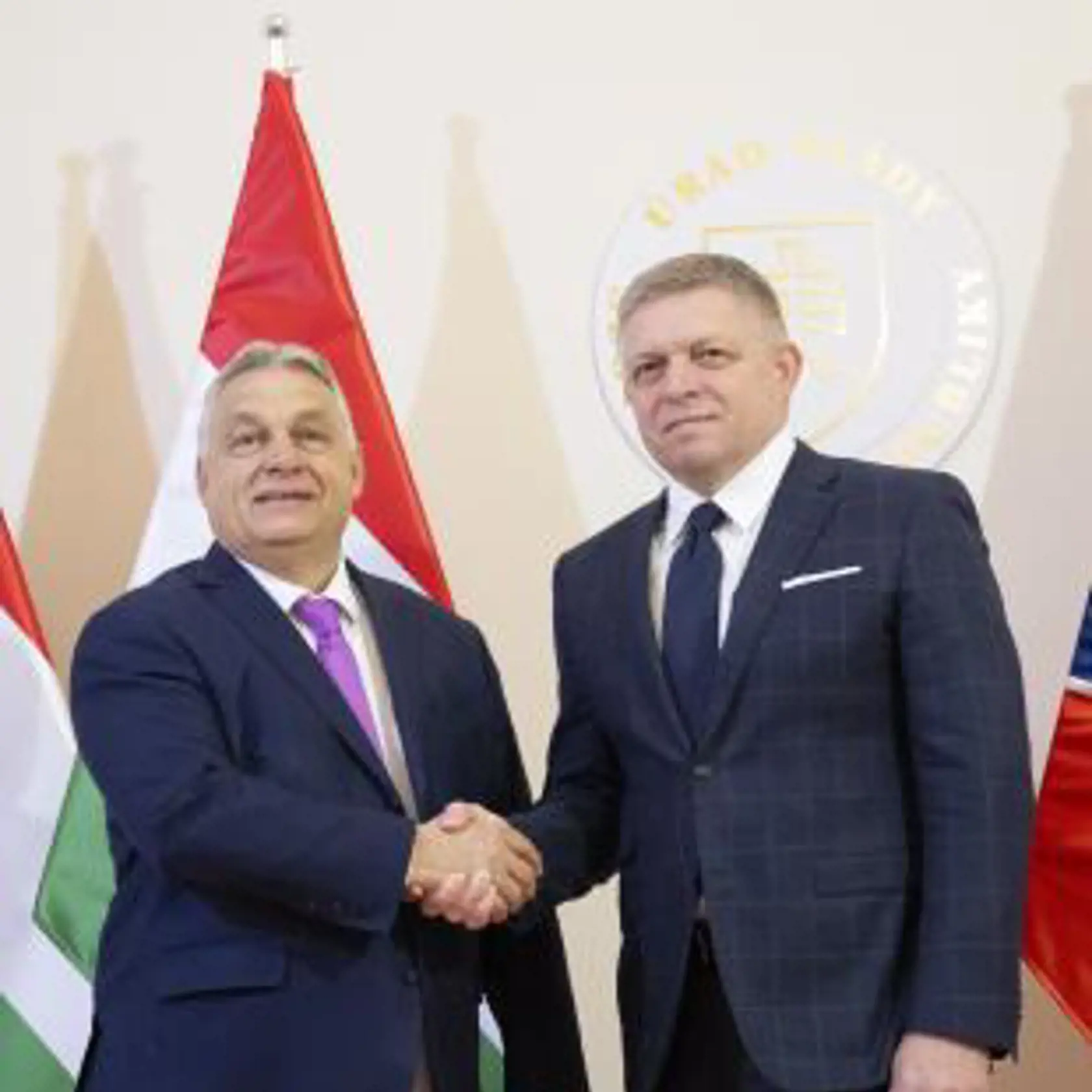 Zľava maďarský premiér Viktor Orbán a premiér SR Robert Fico (Smer) sa vítajú počas stretnutia v Bratislave v utorok 21. januára 2025.
