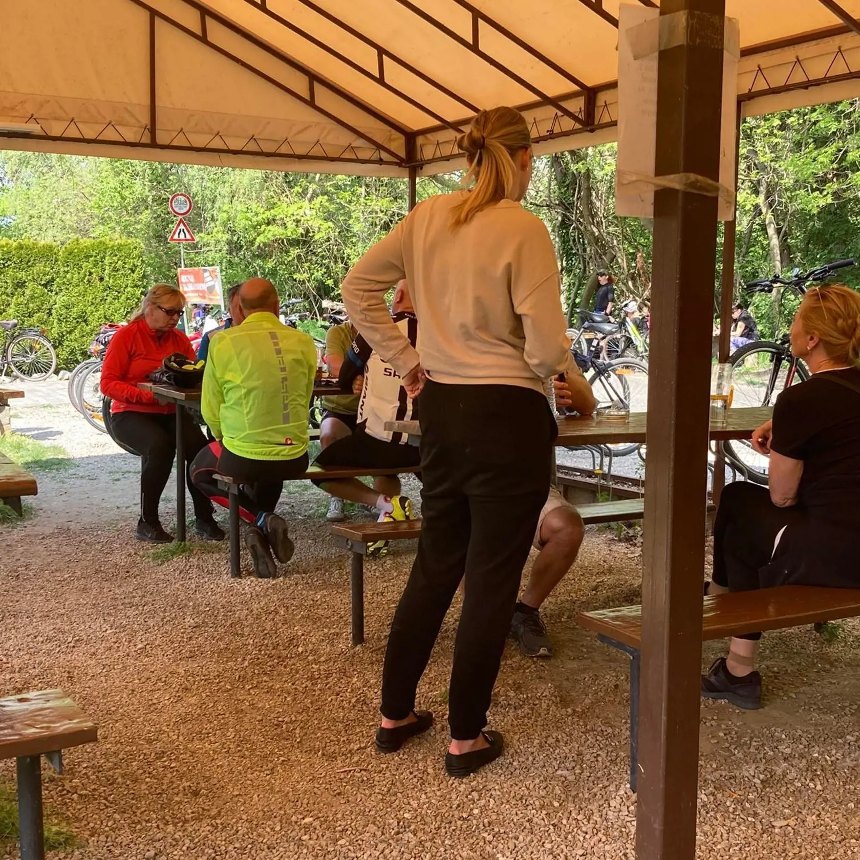 Romana Tabák na bratislavskej hrádzi. Poltopánky na bicyklovanie trochu neodhadla.