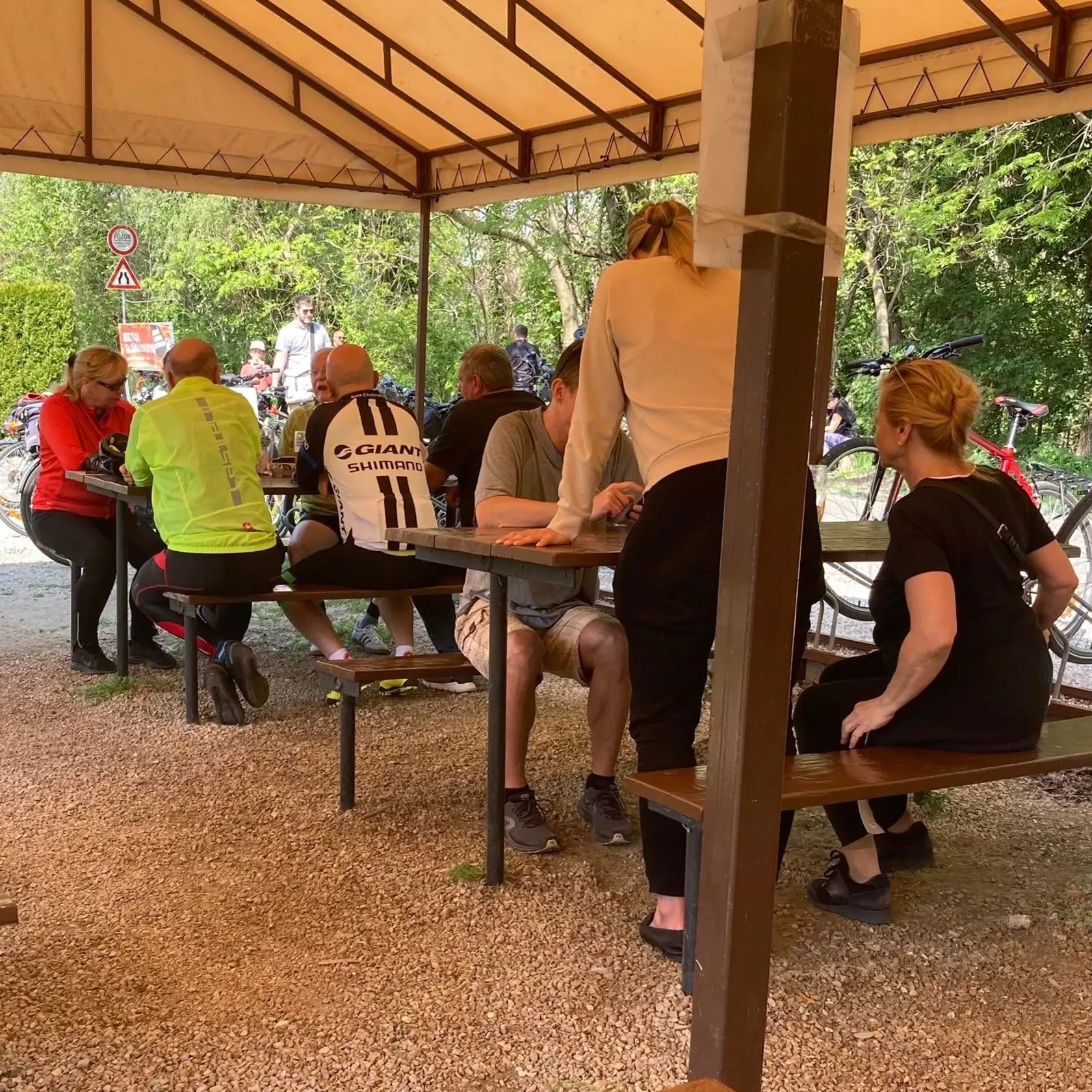Romana Tabák na bratislavskej hrádzi. Poltopánky na bicyklovanie trochu neodhadla. Spoločnosť jej robila mama.