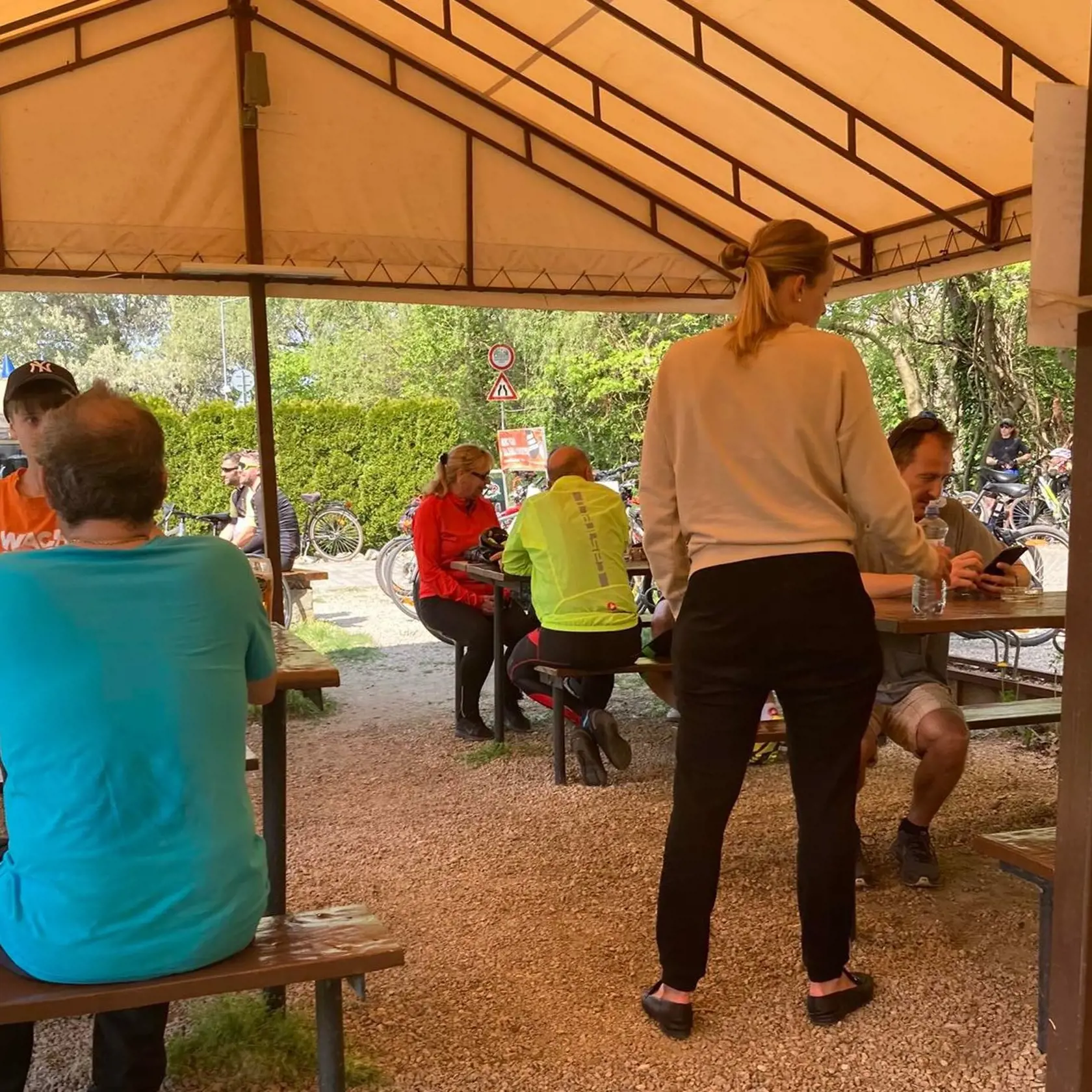 Romana Tabák na bratislavskej hrádzi. Poltopánky na bicyklovanie trochu neodhadla.
