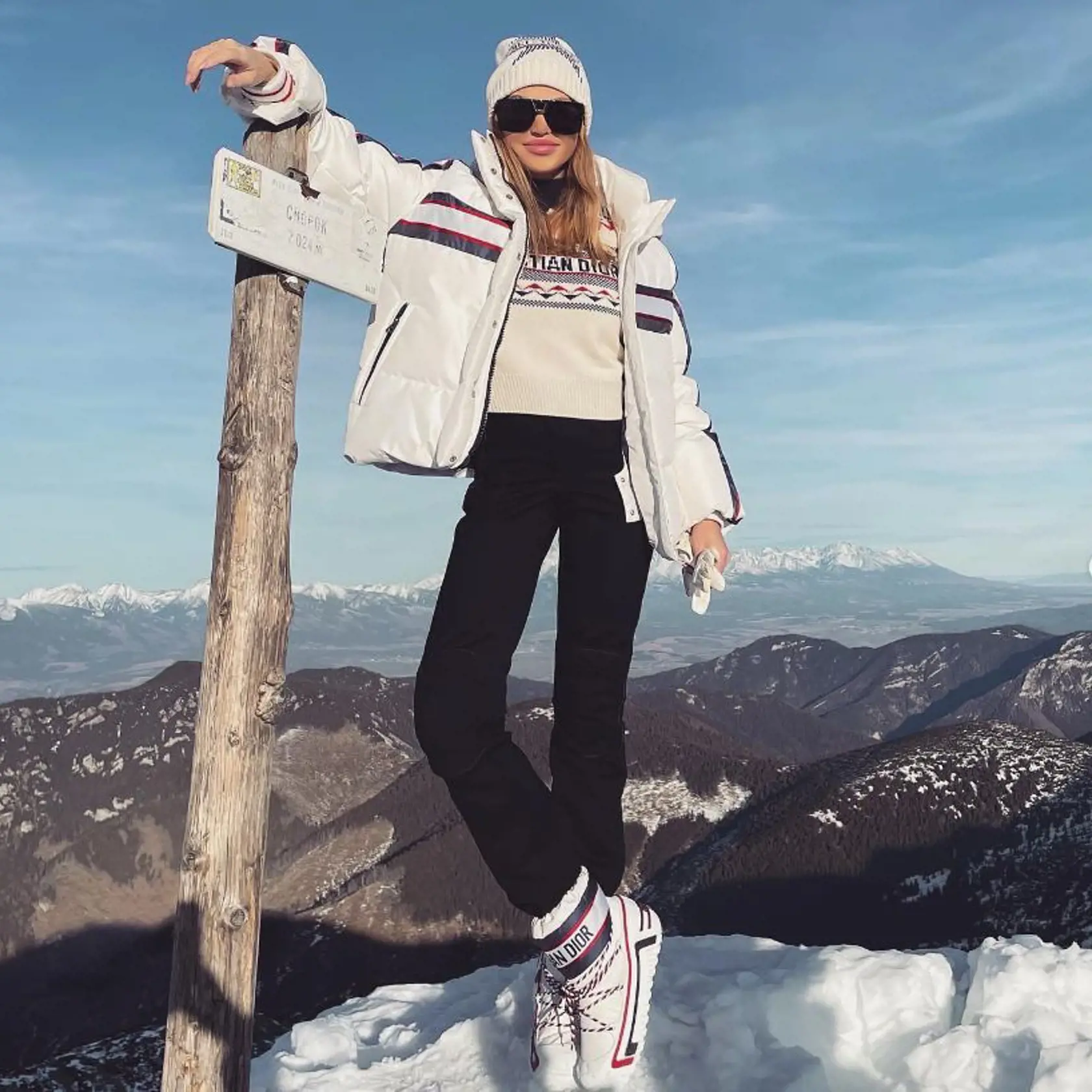 Alena Pallová v luxusnom outfite na Chopku: Sveter Dior za cca 700 eur, bunda Dior za cca 4550 eur, snehule za cca 1400 eur.