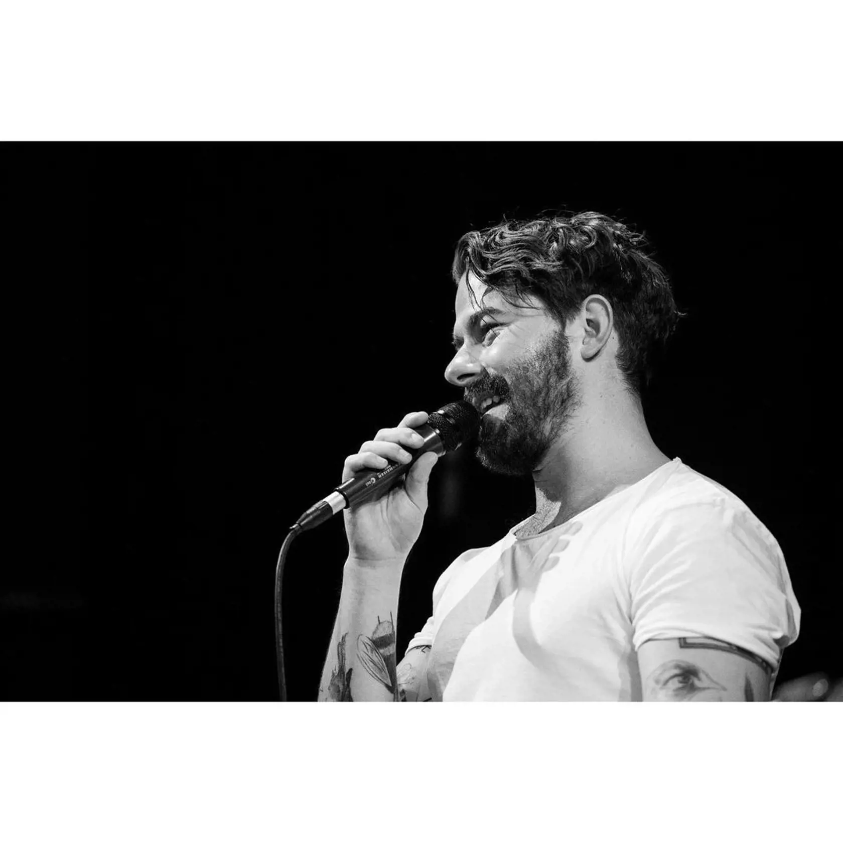 Richard sa okrem herectva venuje aj hudbe, dokonca skladá svoje vlastné piesne.