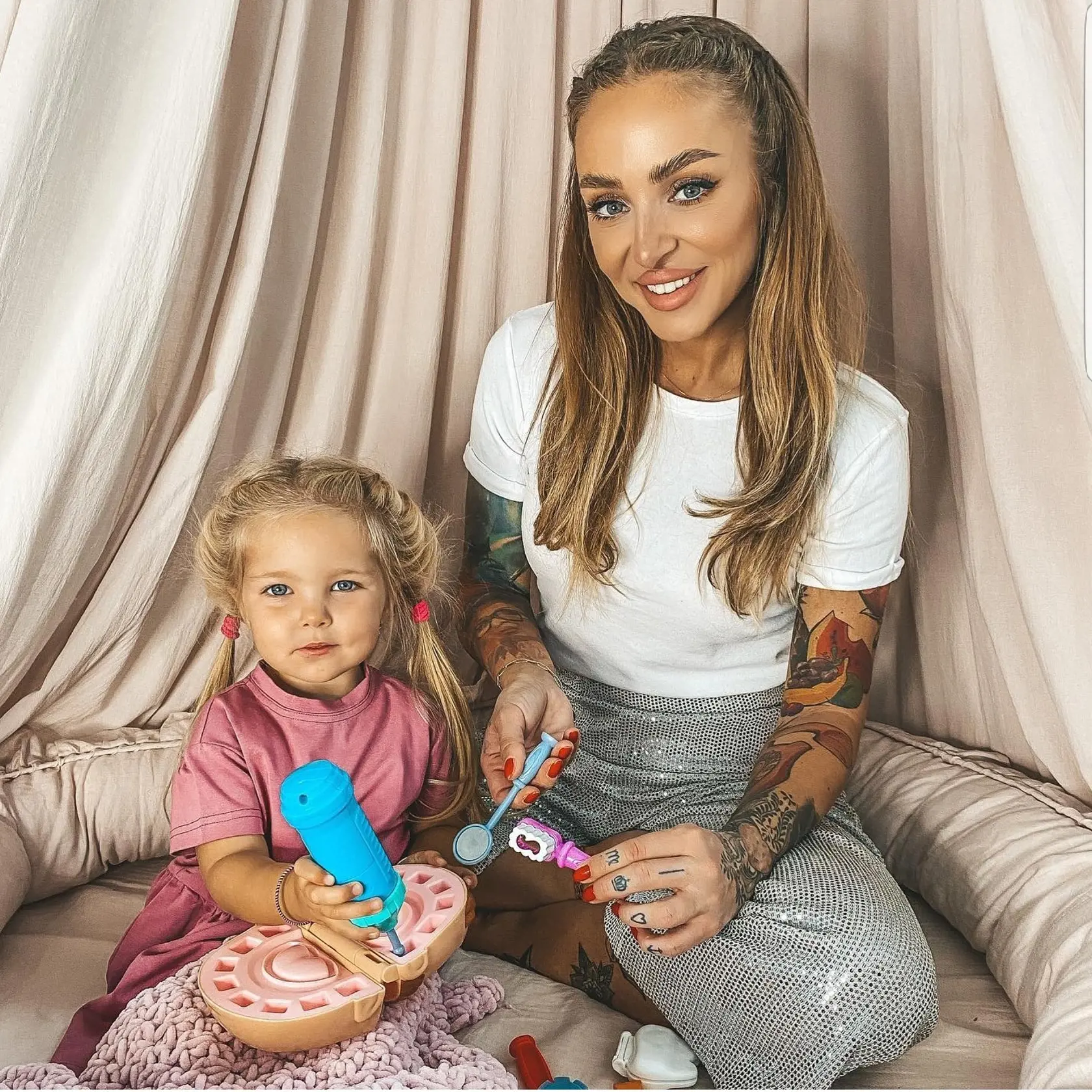 Lucia Lucid Sládečková sa vypracovala na vplyvnú influecerku a vizážistku. Do biznisu na sociálnych sieťach už zapojila aj svoju dcéru Lydku.