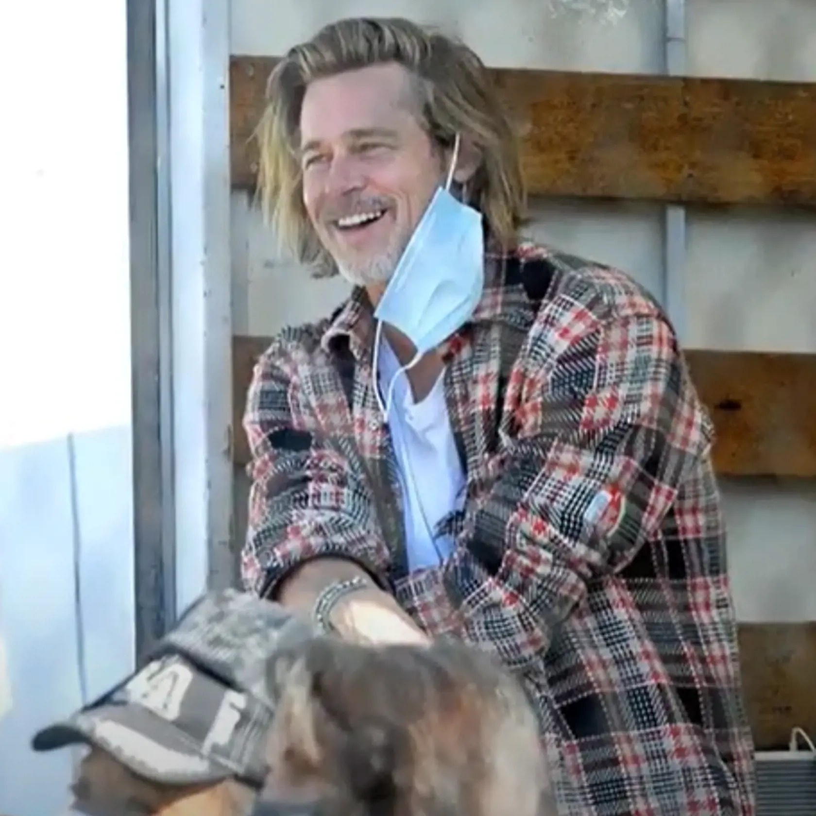 Herec Brad Pitt v poslednom čase dosť zostarol. Srdce má však na správnom mieste a počas pandémie pomáhal rozdávať jedlo.