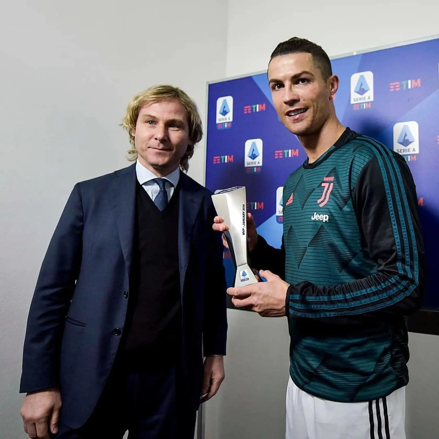 Nedvěd nečakane skončil vo funkcii viceprezidenta Juventusu Turín. Vraj išlo o finančné podvody. Pavel doteraz čakal na verdikt. Prokurátor mu určil 8-mesačný zápas pôsobenia vo futbale. Čo so známym párom bude teraz?