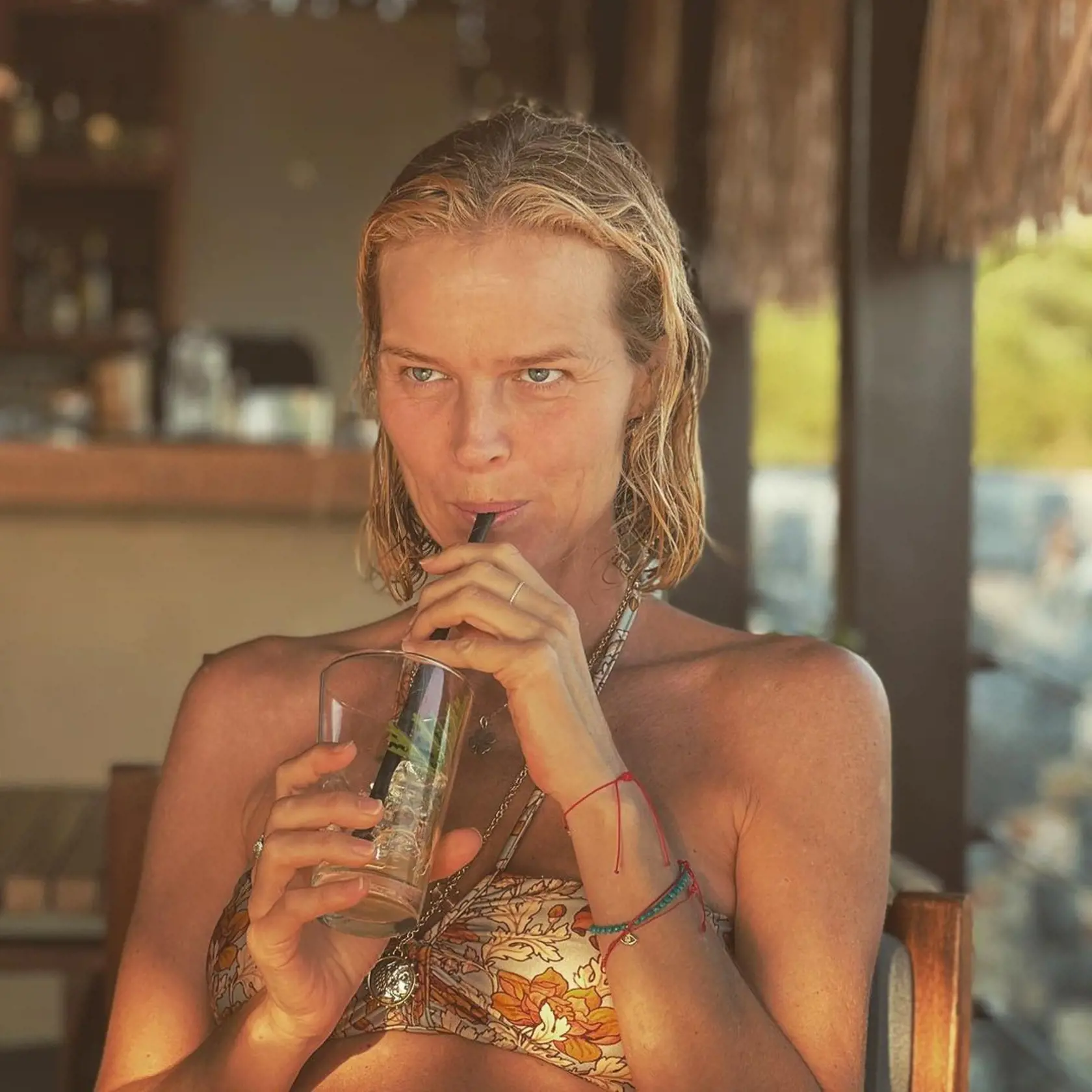 Eva Herzigová síce nedávno oslávila polstoročnicu, no rozhodne na svoj vek nevyzerá. V lesklých šatách odhalila nôžku aj sexi hrudník bez toho, aby pôsobila lacno. Hviezdnemu, bezpochyby hollywoodskemu looku potom pridala aj vhodnú voľbu líčenia a účes, ktorý vyzeral retro a neskutočne šik.