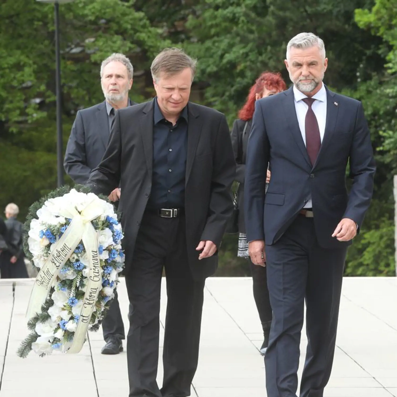 TIbor Gašpar doniesol veniec z bielych a modrých kvetov.
