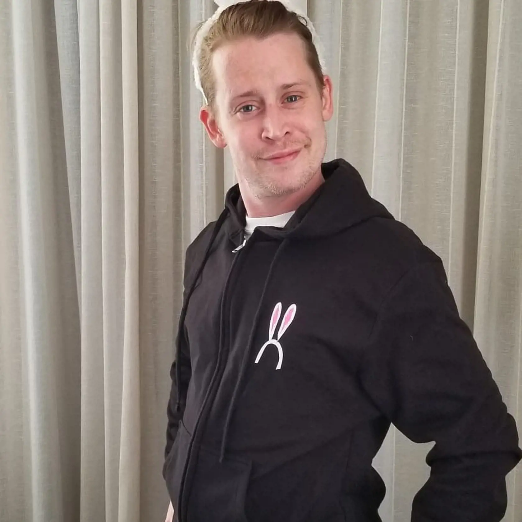 Macaulay Culkin vyzýva deti nosiť rúška.