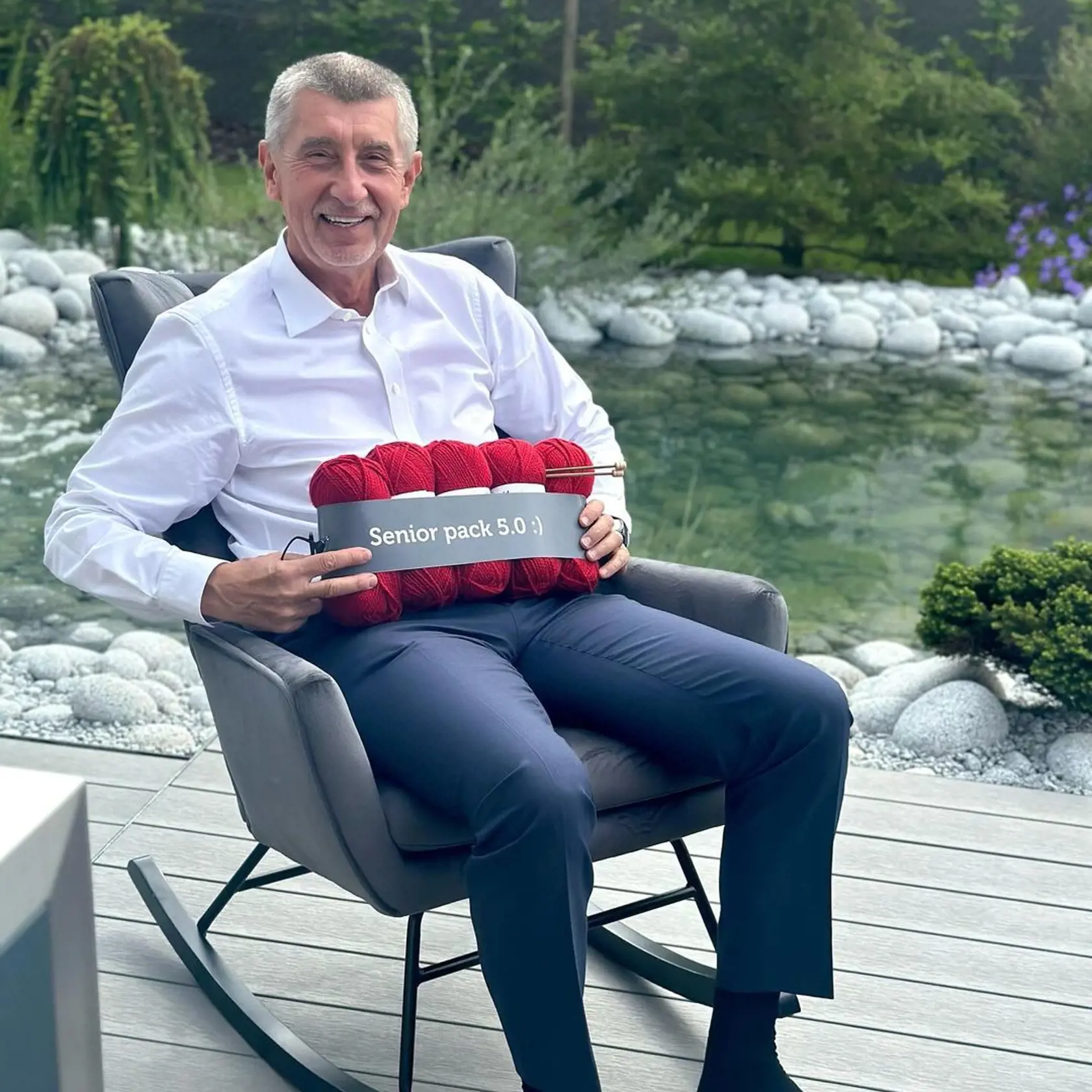 „Darček pre Moniku od jej brata, vzala to športovo,“ napísal niekdajší český premiér k snímke, na ktorej pózuje s vlnou a pletacími ihlicami. Všetko je navyše v balení Senior Pack, ktorý má vtipne odkazovať na významné jubileum, ktoré Monika oslávila.
