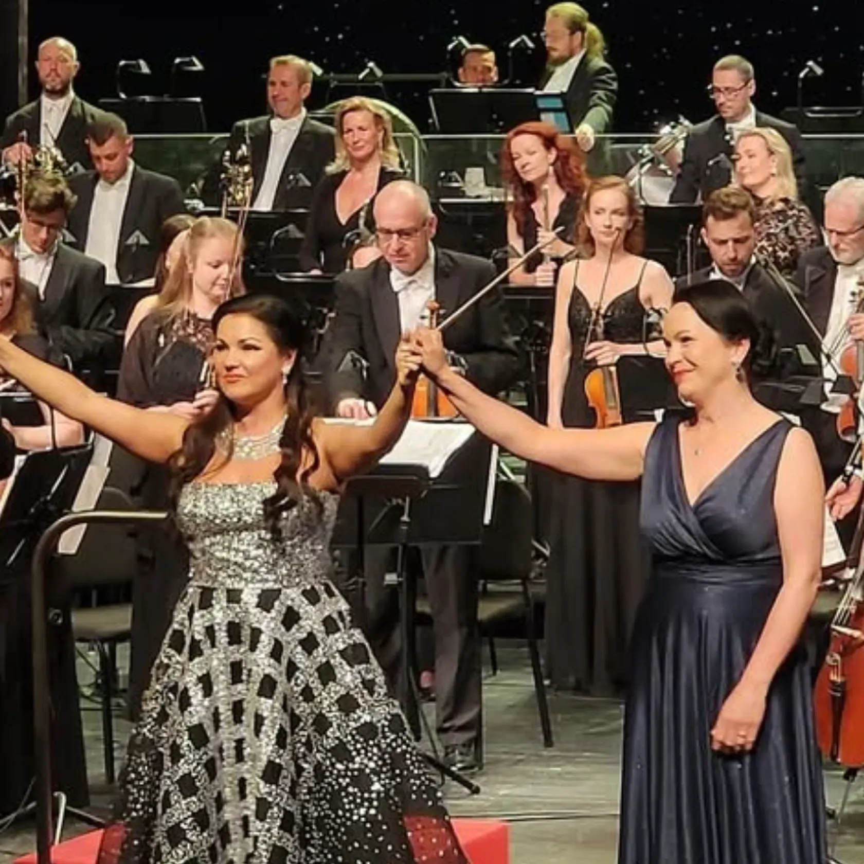 Anna Netrebko v Bratislave: Po jej boku si zaspieval mladý tenor Freddie De Tommaso, hosťovala aj Terézia Kružluaková a orchester dirigoval  Michelangelo Mazza.