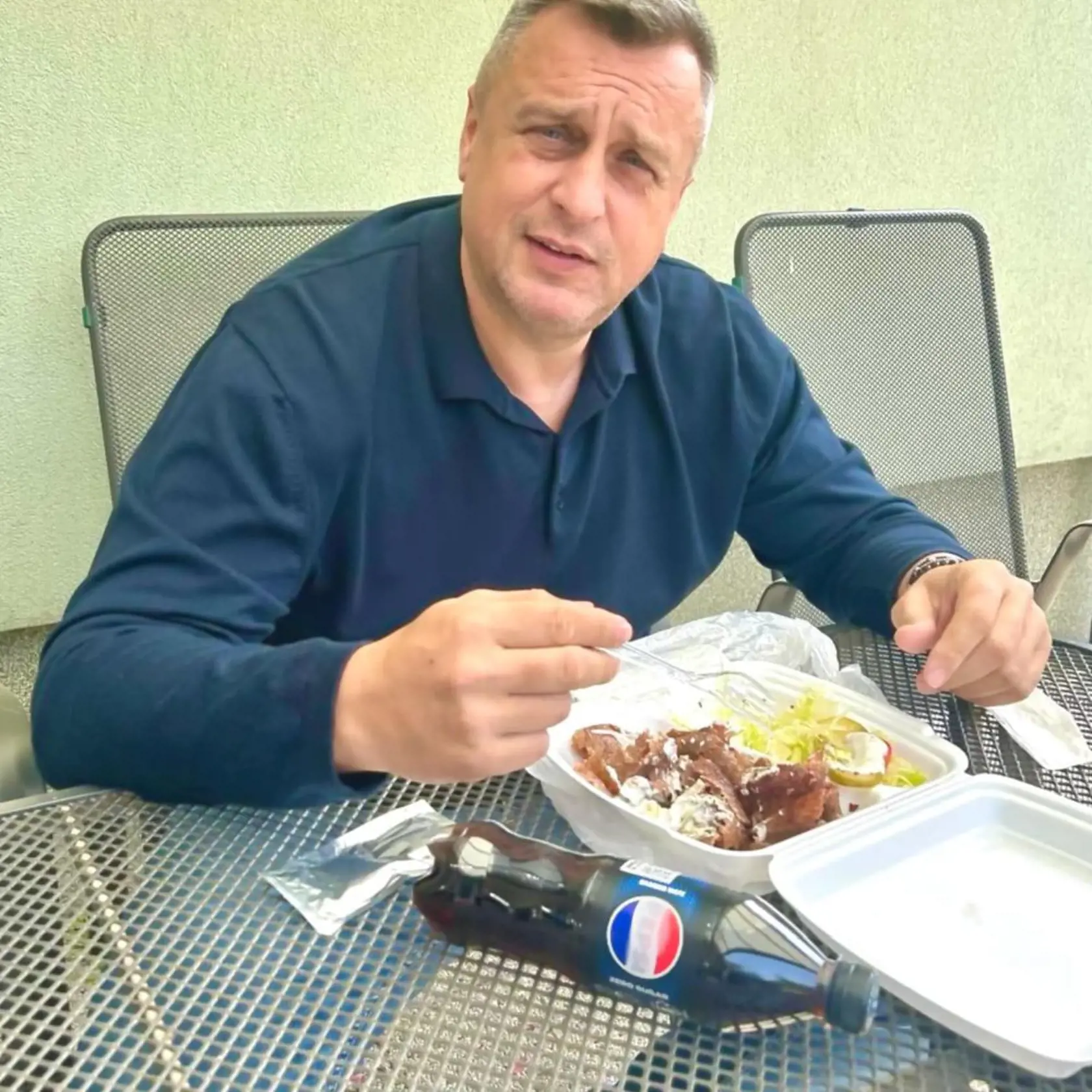 Pochutnával si na kebabe.