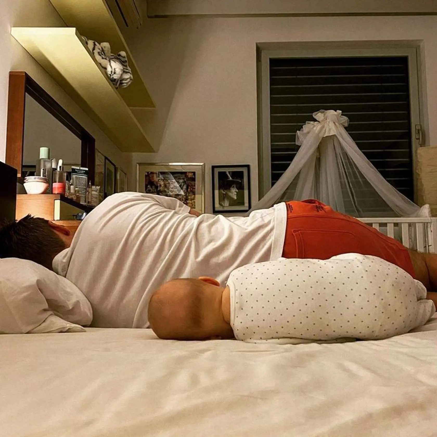 Sajfa s manželkou bývajú s dcérkou v priestrannom byte. Postupne doň pribúdajú detské prvky.