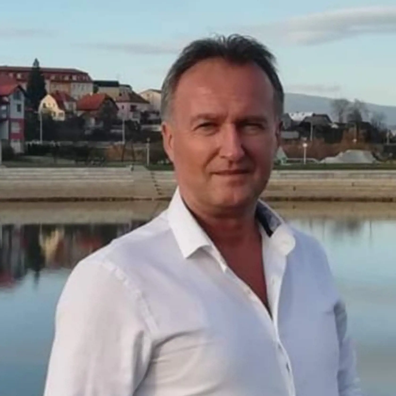 Bezpečnostný analytik radí v prípade podozrenia na odpočúvanie buď použiť detektor, alebo aj rádio.