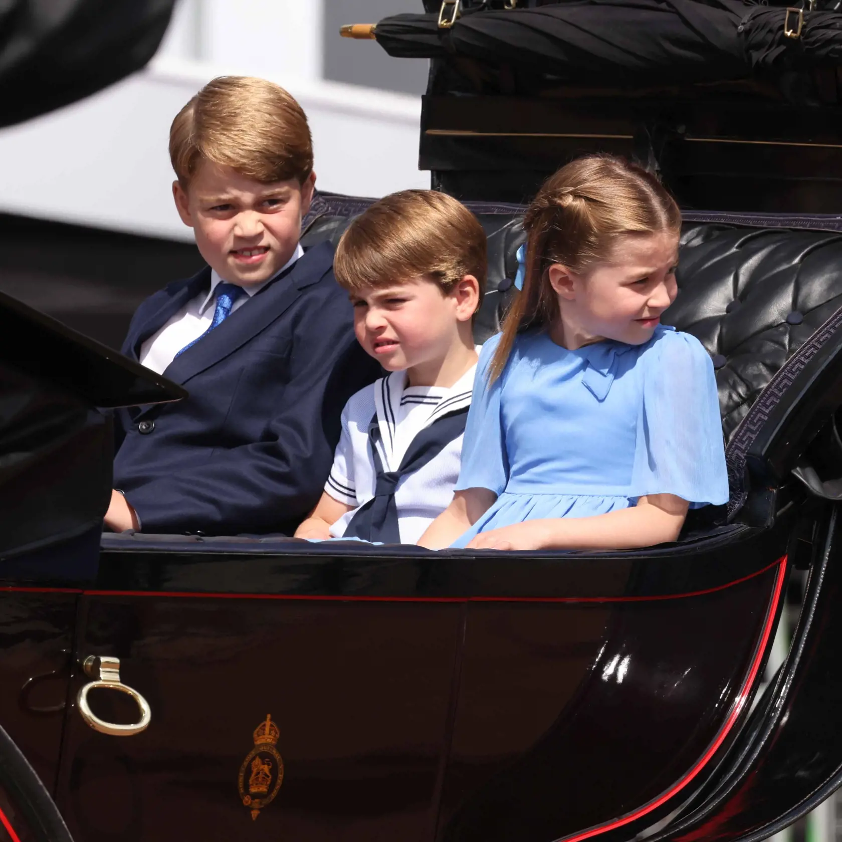 WA 46 Londýn - Na snímke zľava britský princ George, jeho brat Louis a sestra Charlotte sedia v koči počas slávnostného vojenského sprievodu (Trooping the Color), ktorým sa začali štvordňové oslavy 70. výročia nástupu britskej kráľovnej Alžbety II. na trón v Londýne vo štvrtok 2. júna 2022. Kráľovná Alžbeta II. (96) oslávila 70 rokov na tróne vo februári a celonárodné oslavy jej platinového jubilea, vrátane ďakovnej bohoslužby a hudobného koncertu pred Buckinghamským palácom, sa budú konať od 2.