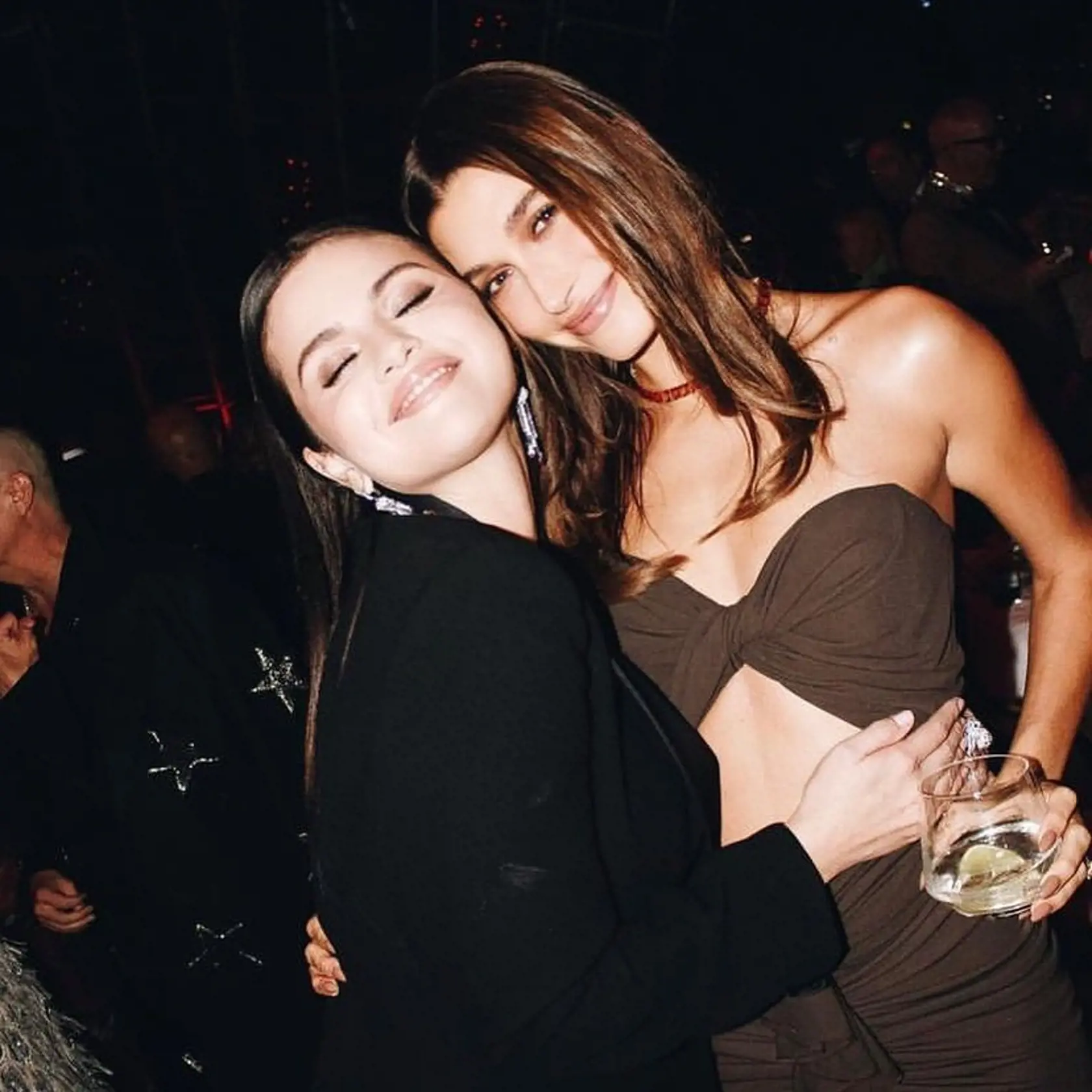 Na akcii Academy Museum Gala 2022 si Selena Gomez a Hailey Bieber spravili spoločné fotky, akoby sa po rokoch ignorovania stretli najlepšie kamošky.