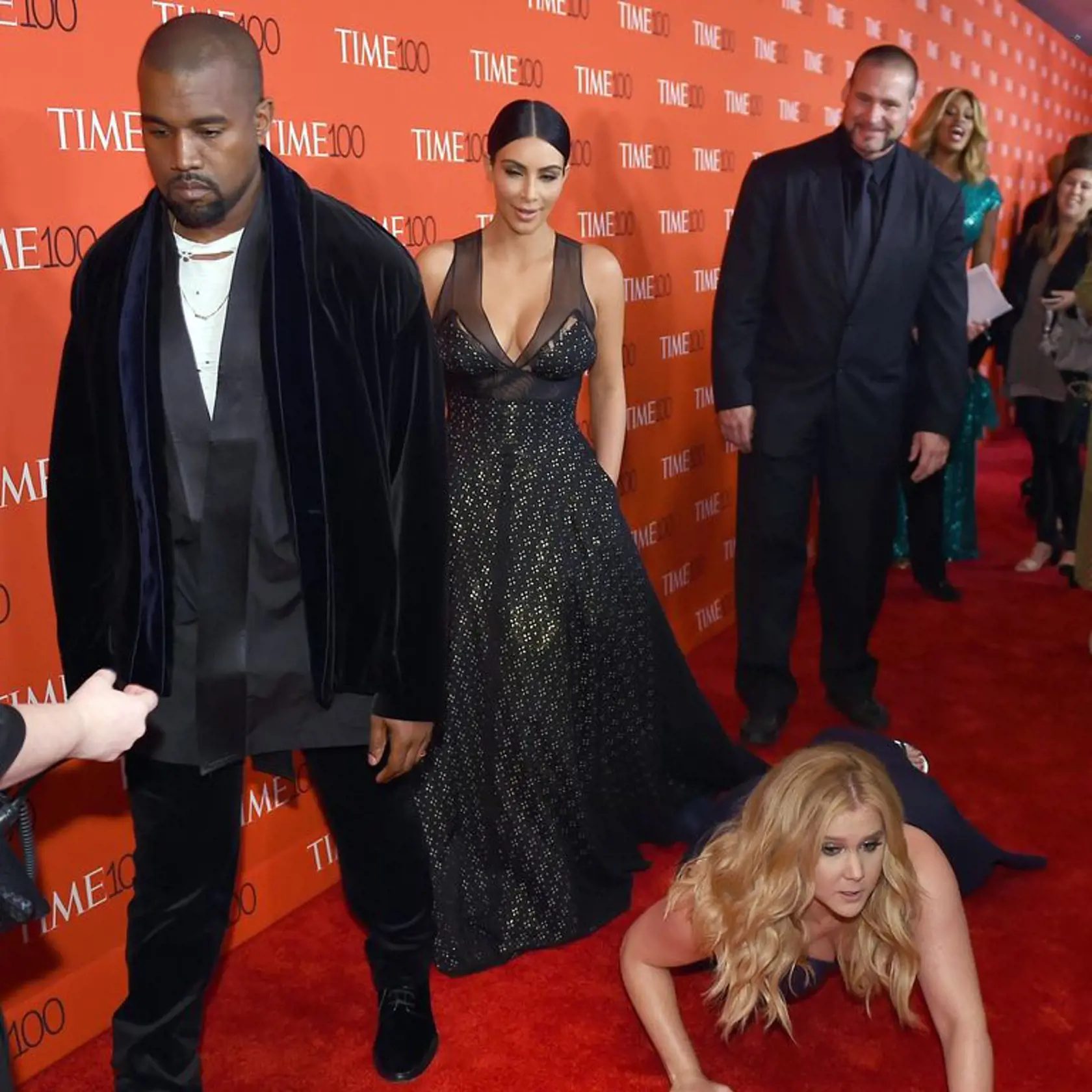 Amy Schumer si zrejme nerobí ťažkú hlavu z ničoho. Svoje plazenie popri Kim Kardashian a Kanye Westovi okomentovala zinscenovaním pádu. Okolie sa náramne bavilo no prominentný pár vôbec.