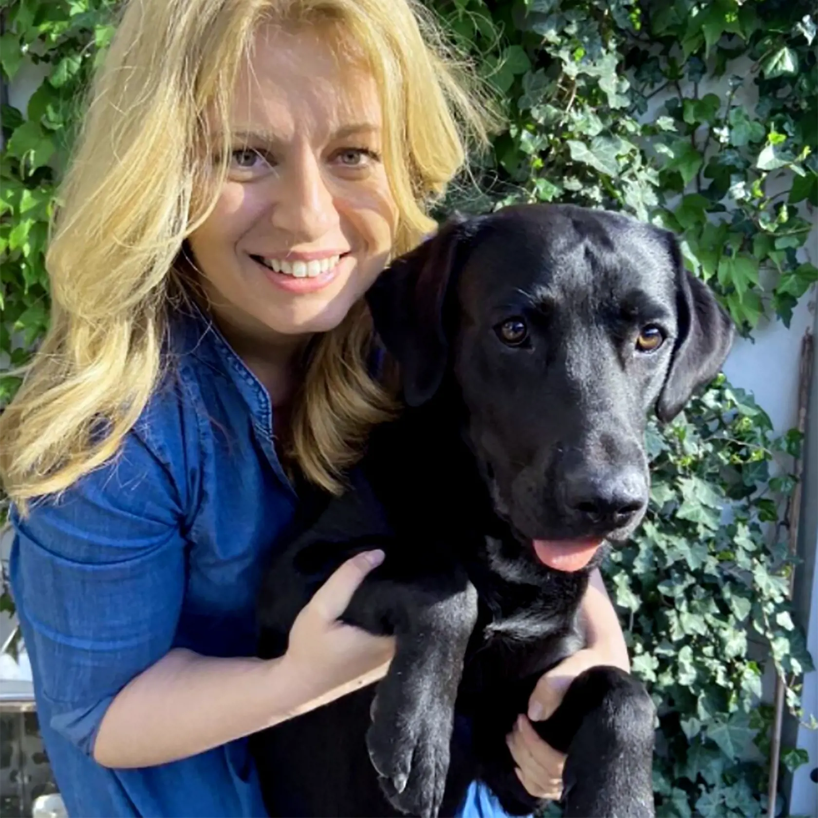 ČAPUTOVÁ: S NEPODMIENENOU LÁSKOU
Budú to takmer dva roky, čo sa prezidentka Zuzana Čaputová stala psičkárkou. Očaril ju čierny labrador, ktorému dala meno Leon. „Napriek tomu, že má iba rok, je to veľký pes, nie iba svojím už takmer dospeláckym vzrastom. Leon má v sebe nepodmienenú lásku, teší sa už len z toho, že pri ňom sme, a raduje
sa z prítomnosti. Tým je pre všetkých členov našej rodiny veľkým učiteľom,“
povedala v minulosti.