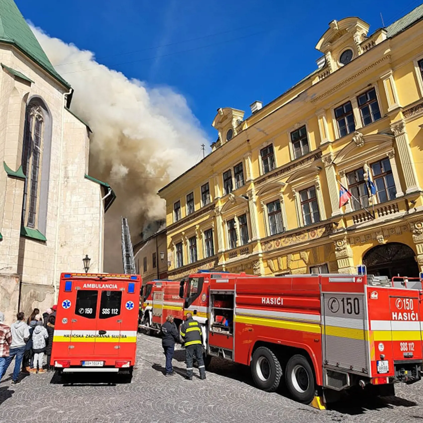 Na námestí v centre Banskej Štiavnice vypukol v sobotu dopoludnia 18. marca 2023 požiar v historickej budove.