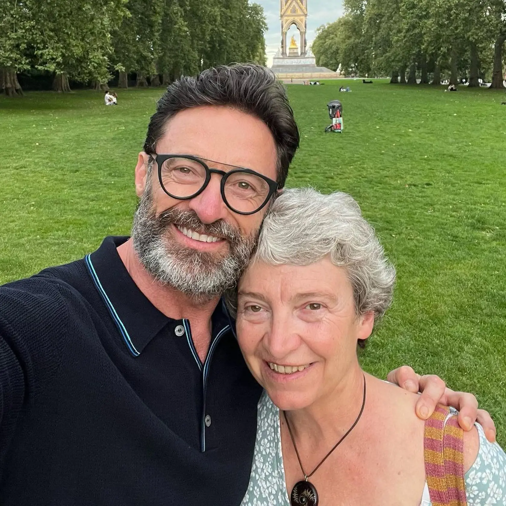 Hugh so sestrou Zoe.