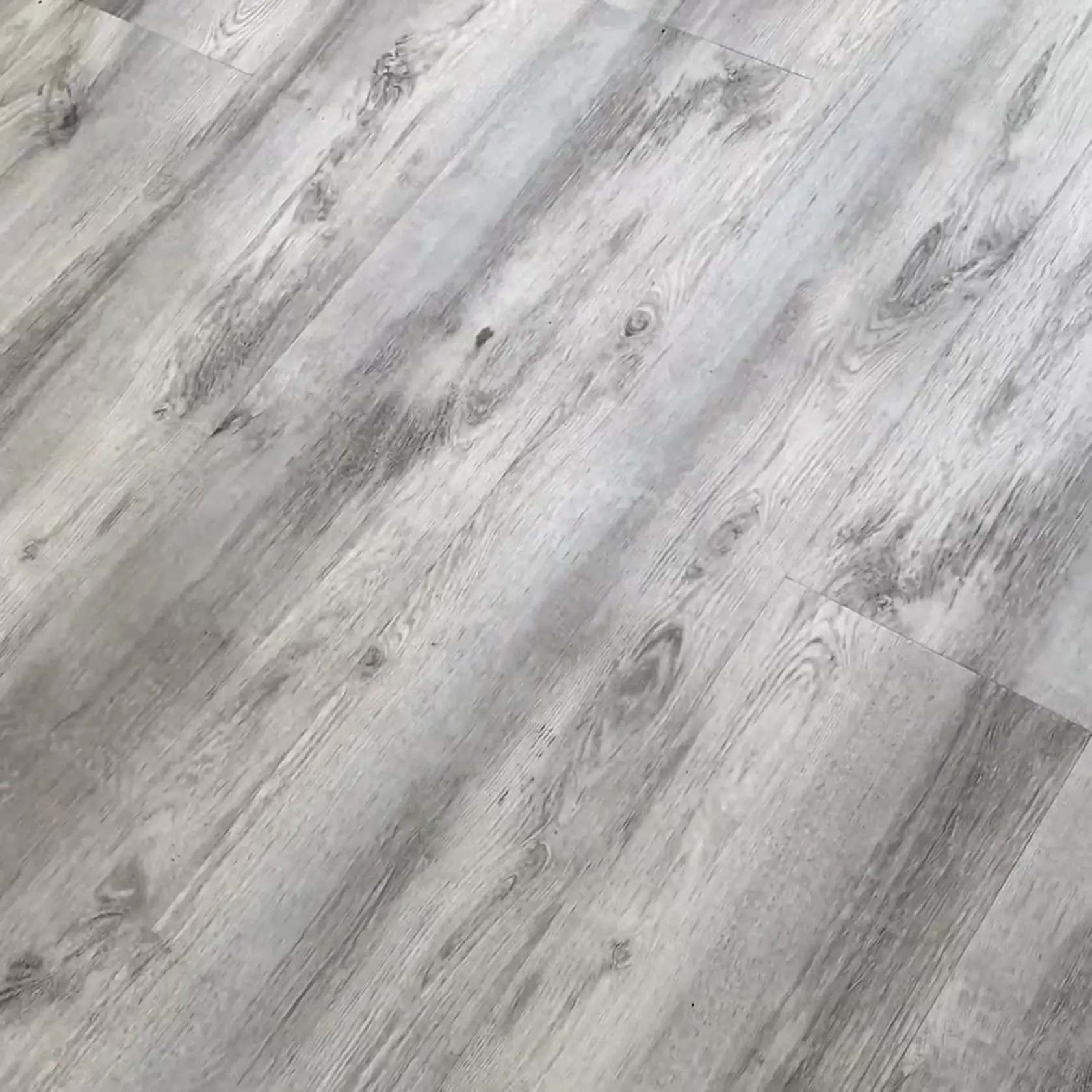Zverejnil sekundové video podlahy, ľudia sa pýtali, či je v poriadku.
