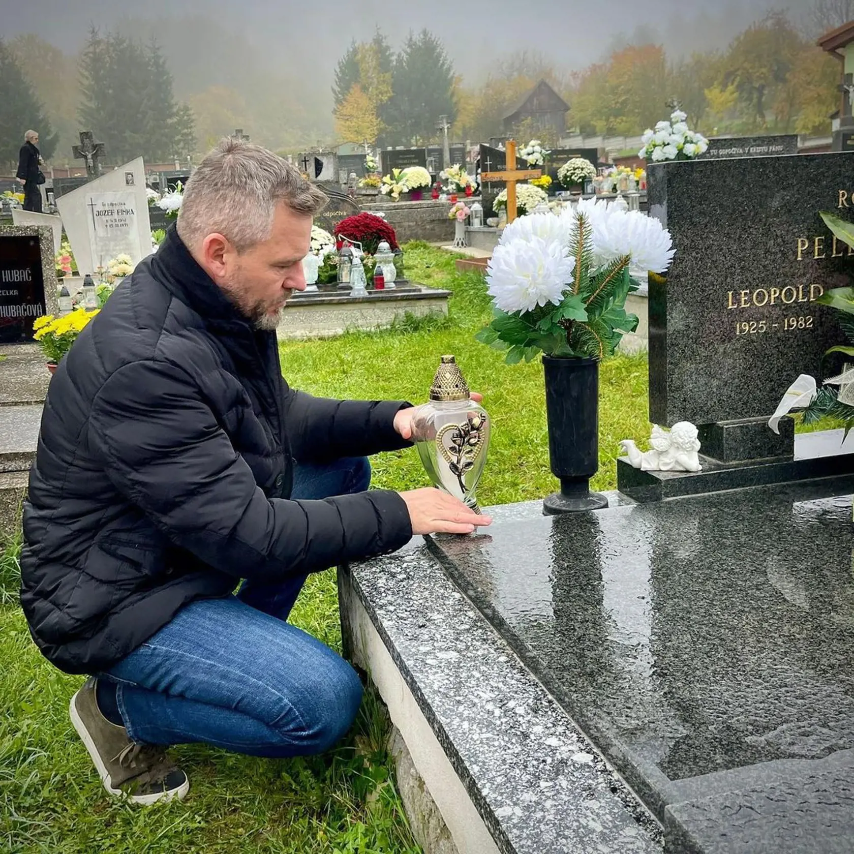 Peter Pellegrini zapálil sviečky na hrobe svojich predkov