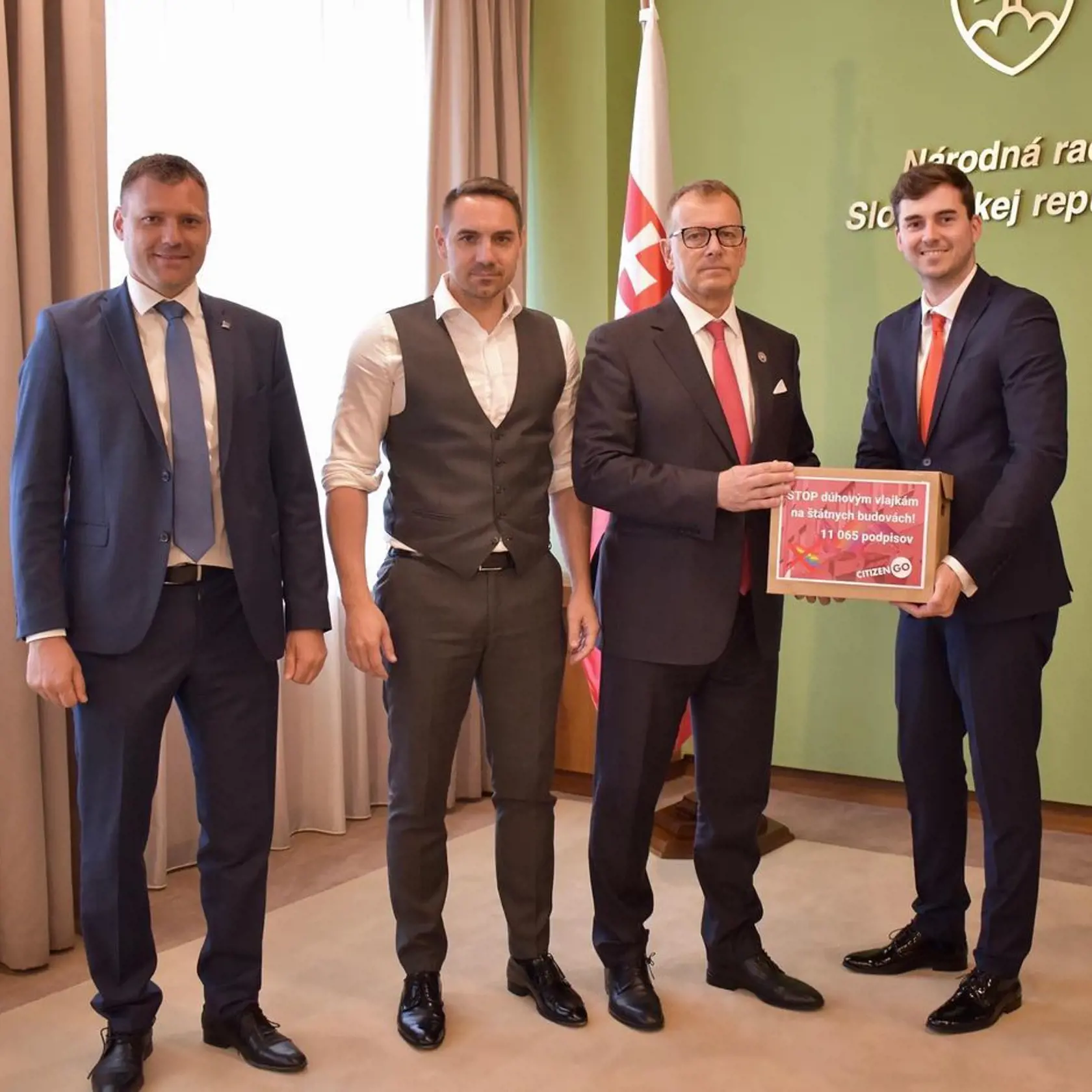 "Chcem sa úprimne poďakovať vám všetkým, ktorí ste podpísali petíciu za zákaz dúhových vlajok na štátnych budovách. Je vás dokopy 11 065. Špeciálne ďakujem organizátorom petície, združeniu CitizenGo reprezentovaným Matúš Hagara. Mimoriadne si vážim vašu podporu 🙏," napísal poslanec OĽANO György Gyimesi. Na snímke s Borisom Kollárom (Sme rodina) a nezaradeným poslancom Tomášom Tarabom. 