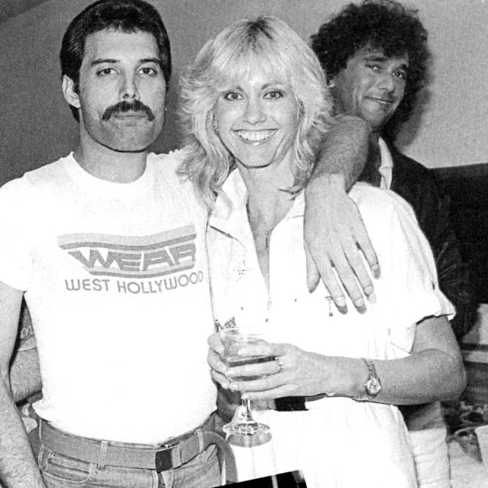 Spevák Queen Freddie Mercury a herečka Olivia Newton John.