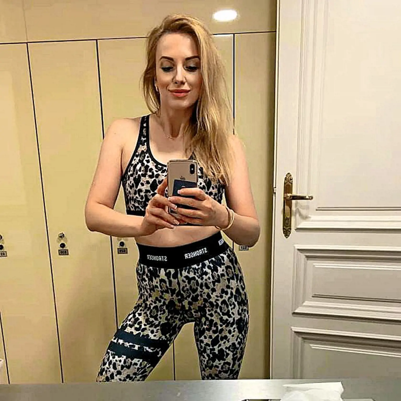 Selfie maniačka: V šatni, pri vínku, vo výťahu, poslankyňa sa rada
„brala“ na foto. Adriana Pčolinská však po obvinení jej manžela stiahla zo sociálnych sietí.