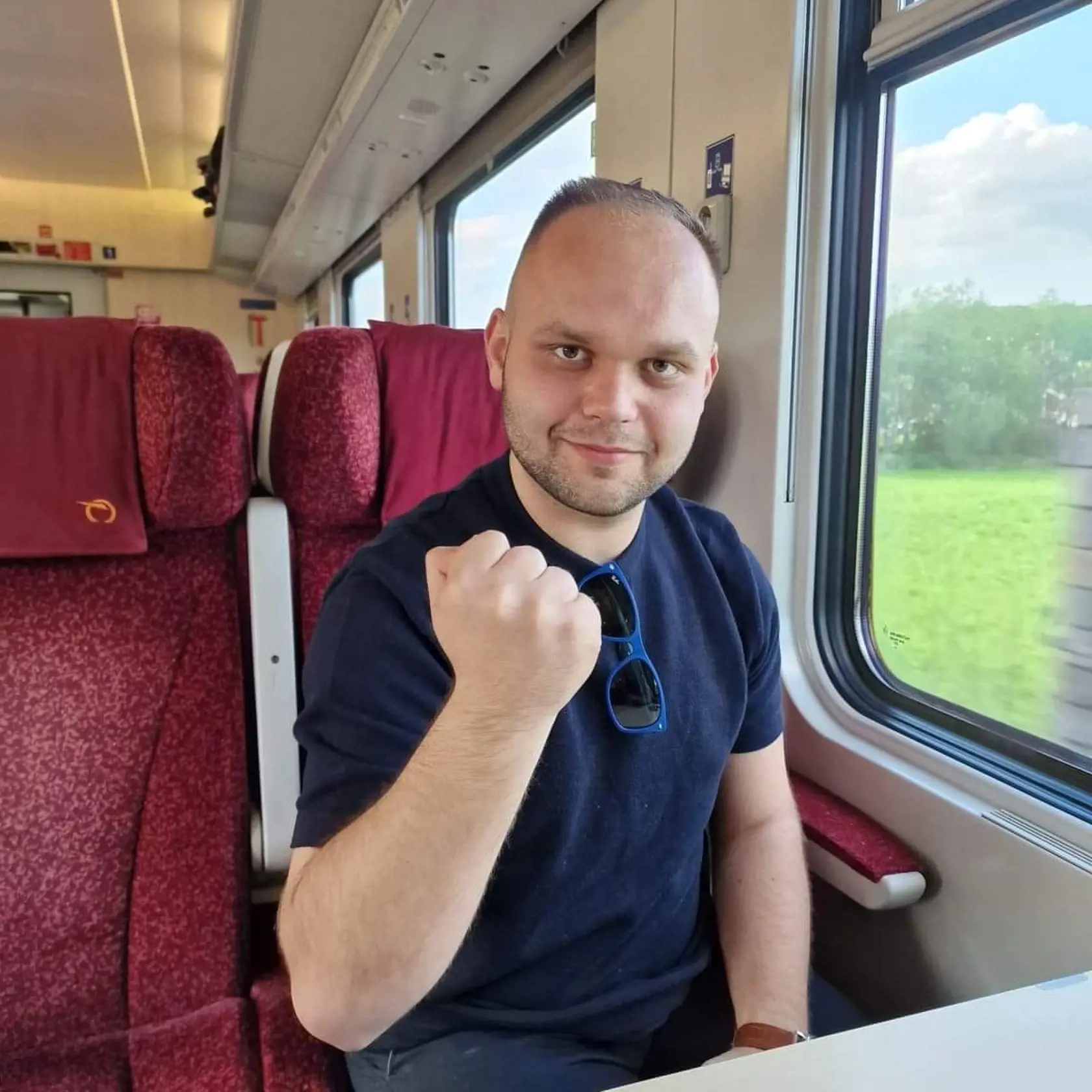 „Ak priemerná mzda v národnom hospodárstve medziročne rastie, zvyšujú sa aj platy poslancov. Ak priemerná mzda medziročne klesne, znížia sa aj platy poslancov,“ hovorí poslanec OĽaNO Tomáš Šudík (26).