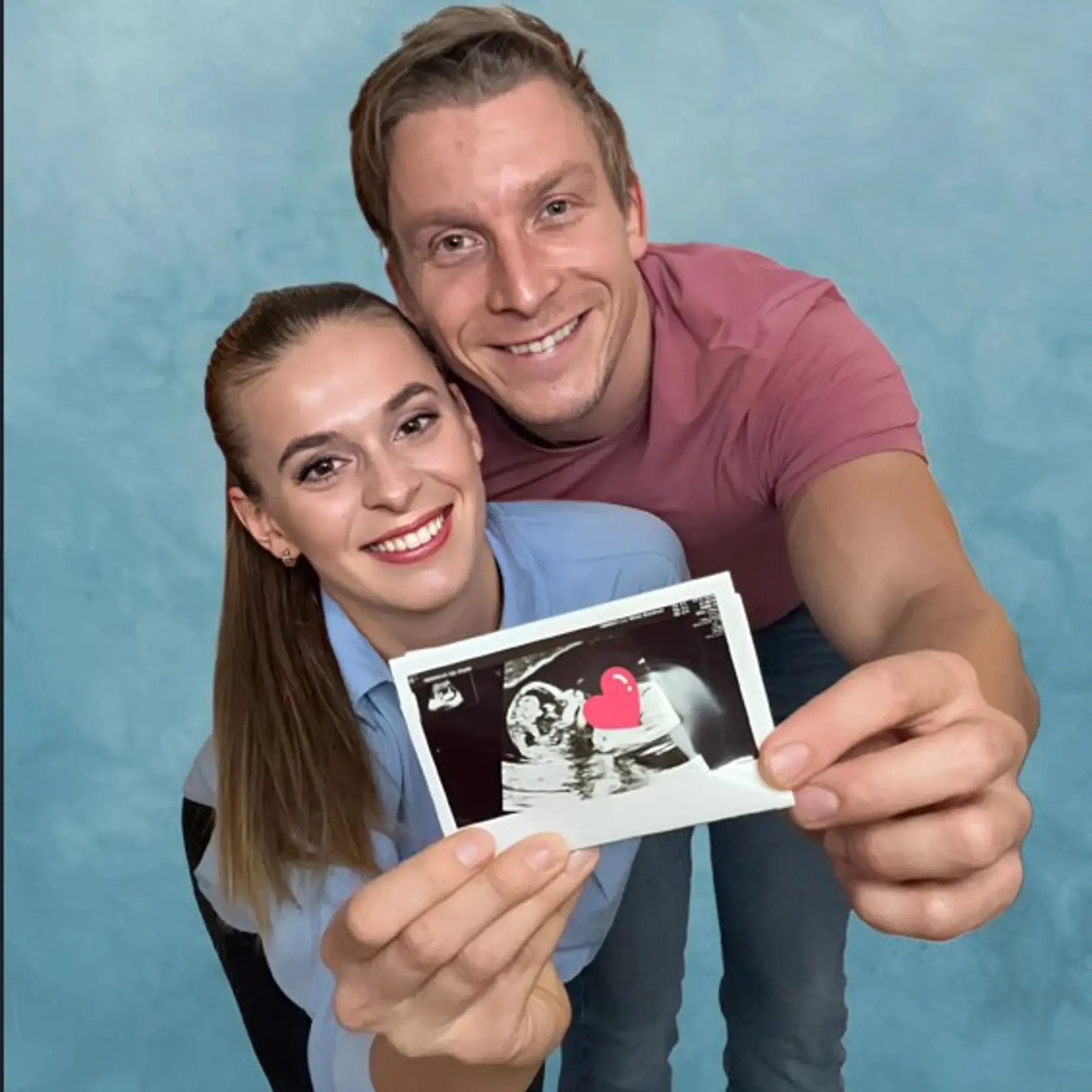 Dominika Richterová a Juraj Bača sa stanú rodičmi - oznámili to v nedeľu podvečer, 16. marca 2025 touto fotografiou cez sociálne siete.