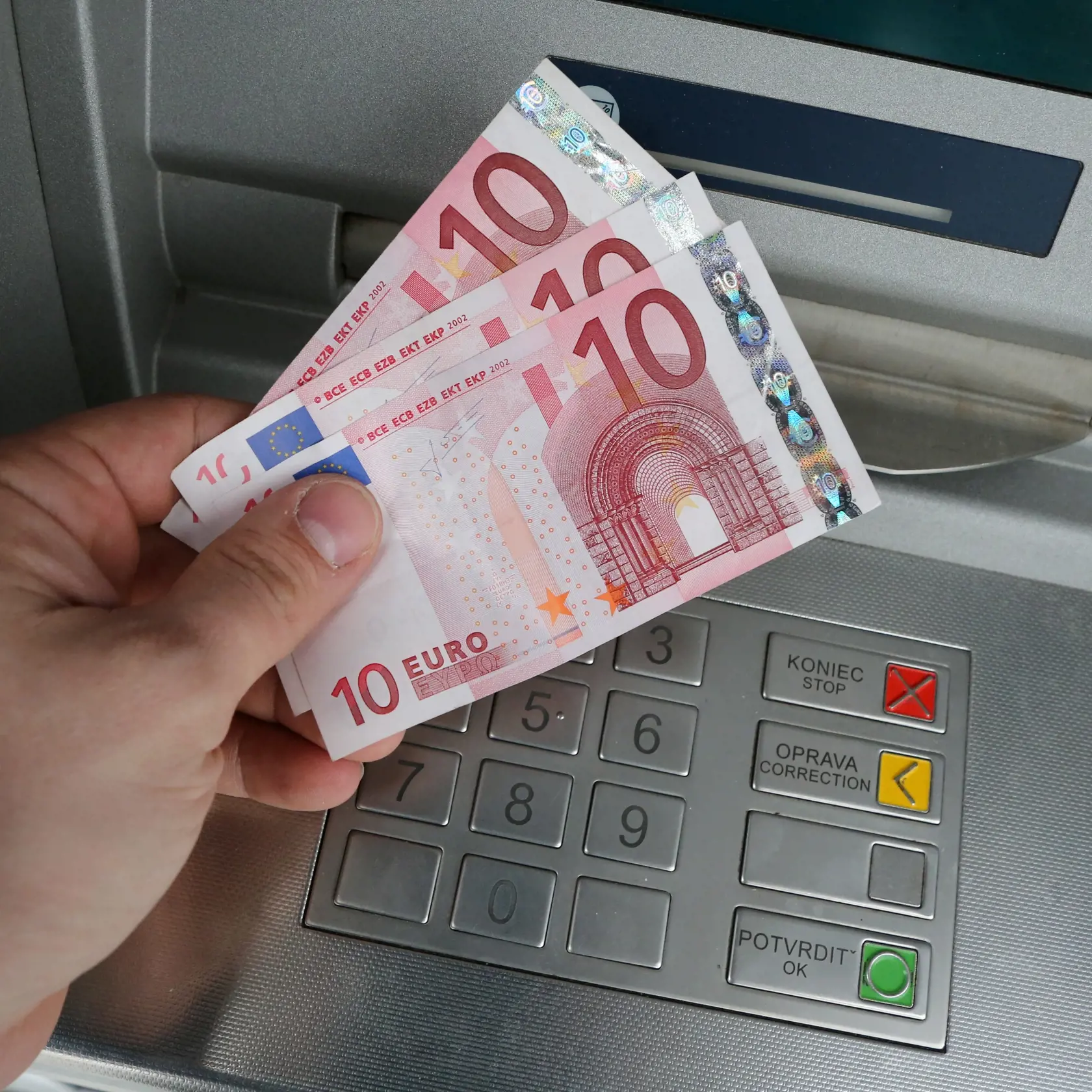 Najväčším problémom pre nie len tie americké, ale aj európske banky bude v najbližšom čase panika, ktorú krach vyvolal. Ľudia začínajú z účtov vyťahovať úspory, čo môže spôsobiť domino efekt a dostať do problémov aj zdravú banku.