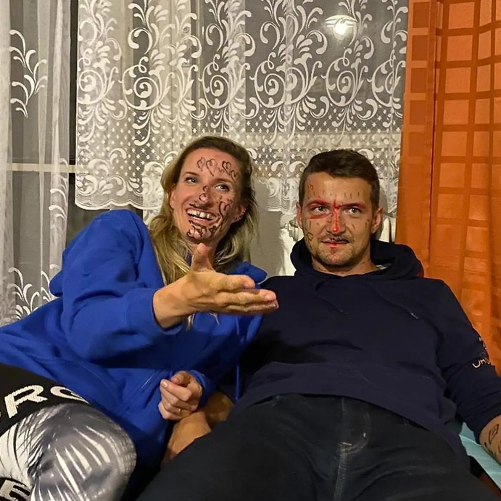 Adela objavila čaro sociálnych sietí a na fotografiách sa ukazuje aj v nie príliš lichotivých pózach.