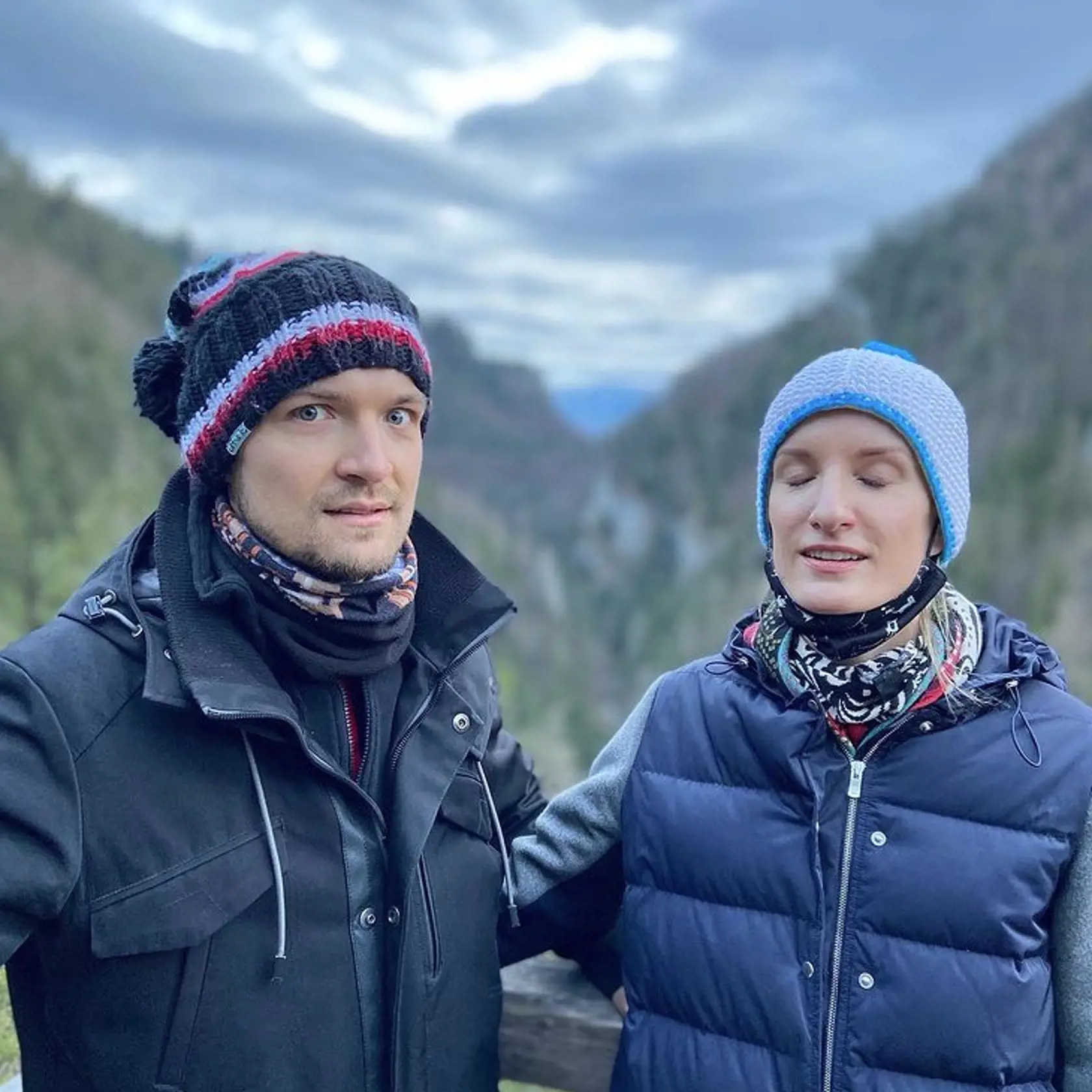 Adela objavila čaro sociálnych sietí a na fotografiách sa ukazuje aj v nie príliš lichotivých pózach.