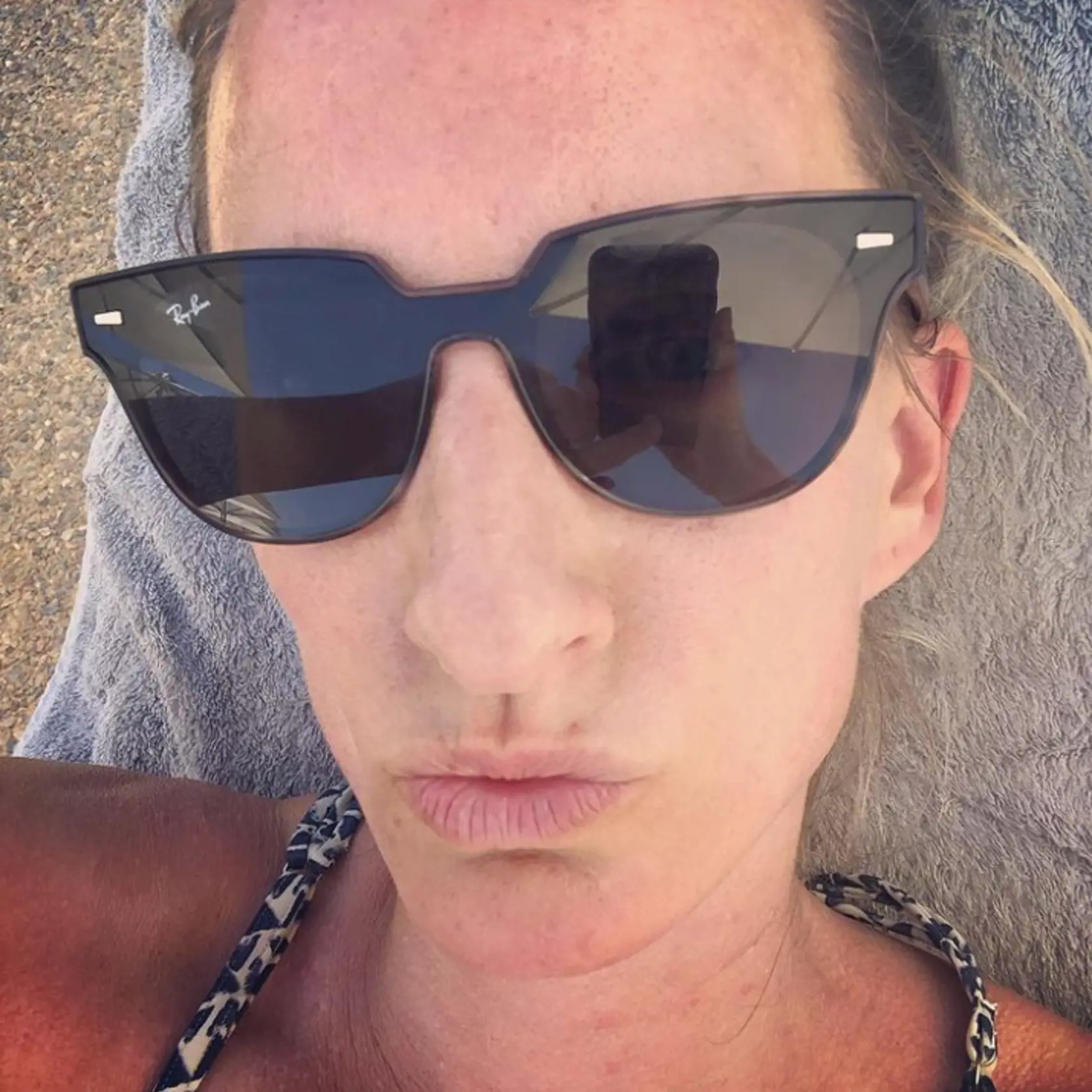 Adela objavila čaro sociálnych sietí a na fotografiách sa ukazuje aj v nie príliš lichotivých pózach.