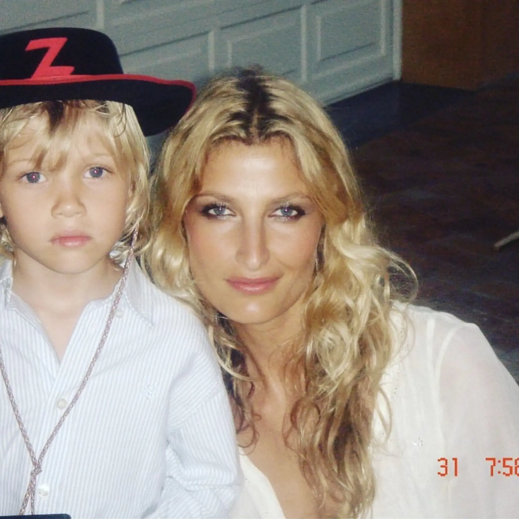 Toby s mamou ako dieťa. Slávna mama ťažko znášala, keď sa minulý rok bez syna odsťahovala do Prahy a ten kvôli štúdiu do Londýna.