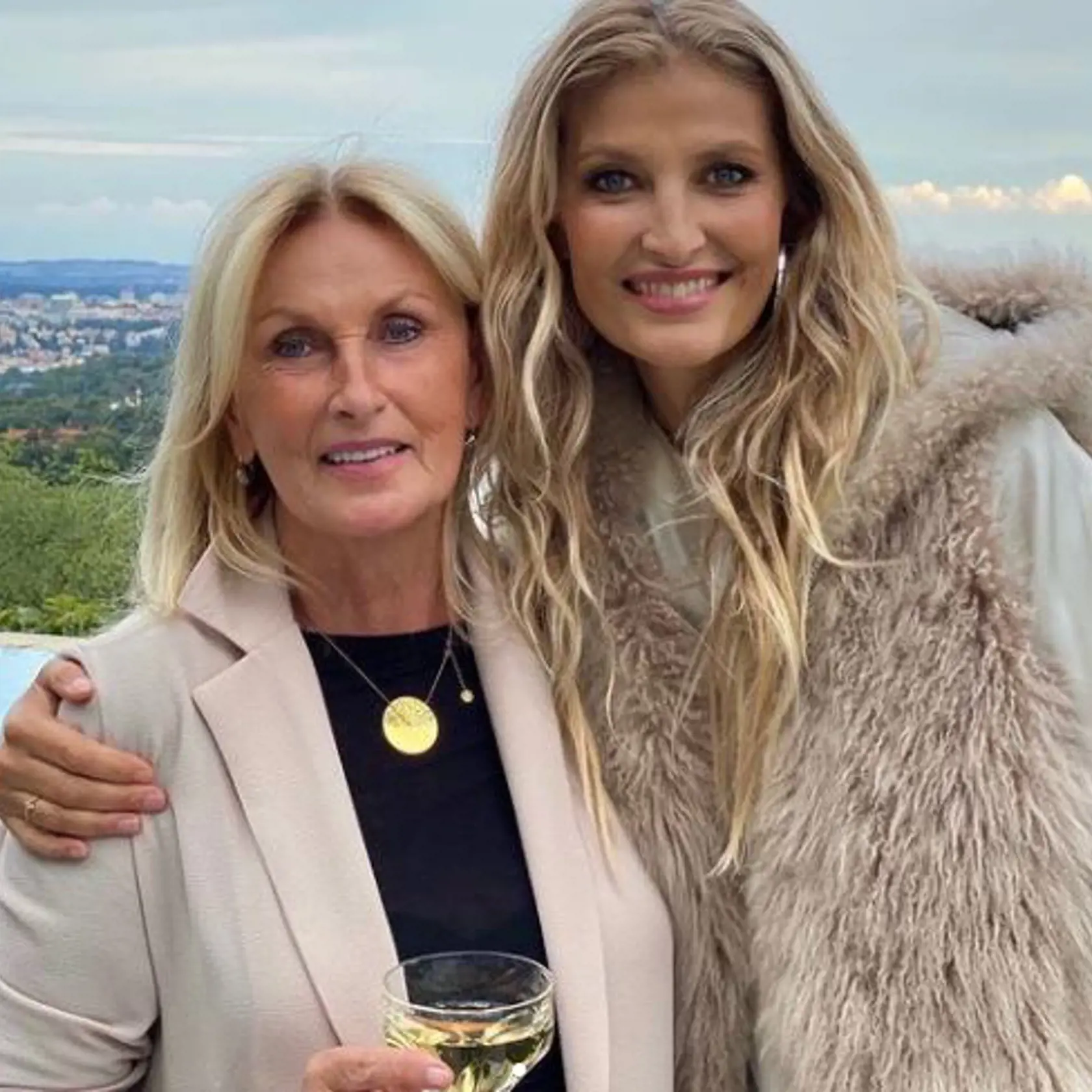 "Diky, že ťa mám a zo si mi dala príležitosť objavovať "všetky krásy sveta" tak na zdravie všetkým mamičkám," napísala modelka Tereza Maxová.