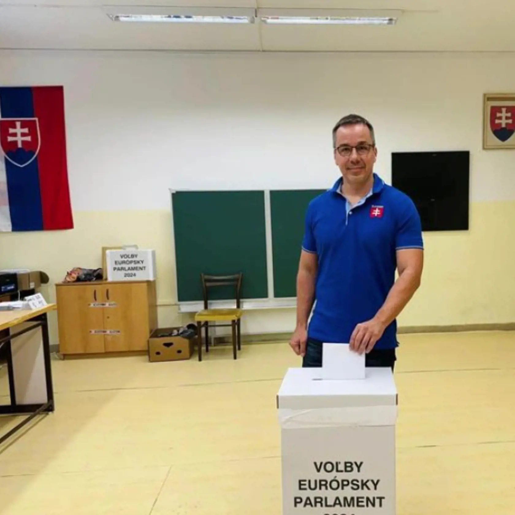 Odvolila aj člen strany Hlas Erik Tomáš. Ten do europarlamentu nekandidoval, no plno podporuje proeurópske smerovanie Slovenska. Pripomína však, že nesmieme zabudnúť ani na vlastnú suverenitu a jedinečnosť. „HLAS pre suverénne Slovensko v Európe," uviedol na svojom Facebooku