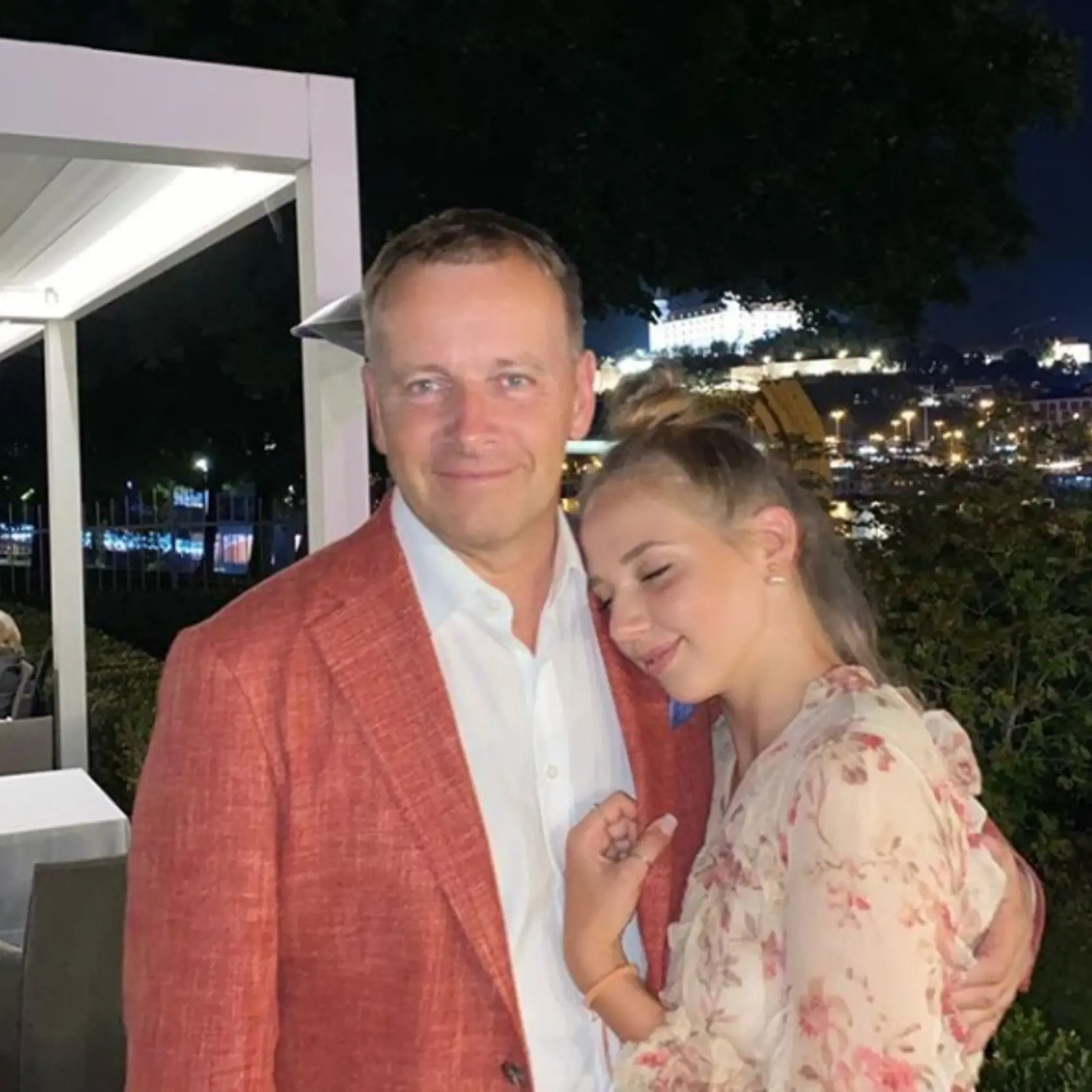 "To je 87 alebo 88 dcéra?" pýta sa jeden z komentujúcich pod touto fotkou Borisa Kollára s jeho dcérou Ester. "Jak si môžeš pamätať toľko mien?" napísal ďalší...
