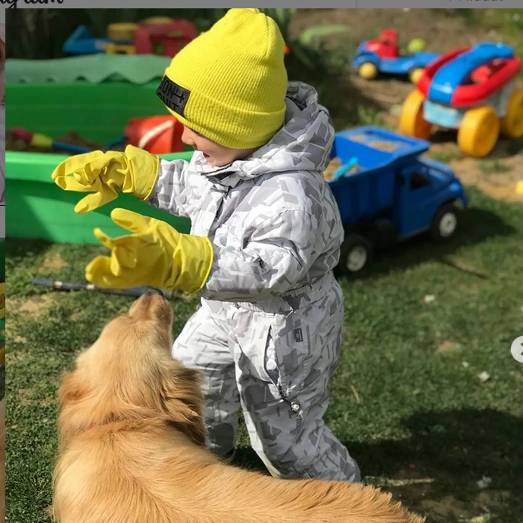Zlatka k tejto fotke okrem iného napísala: ,,Mám podozrenie, že Adamko včera sledoval mamču v Televíznych novinách😀Najlepšia hračka sú u nás rukavice😂a pozerám, že som ho ešte aj zladila s čiapkou🐣áno aj rukavice sú dôležité, ale priznám sa, že si často natiahnem na ruky aj obyčajný “sáčok”, potiahnem cez ruky gumičku na vlasy a mám do obchodu super jednorázové rukavice.