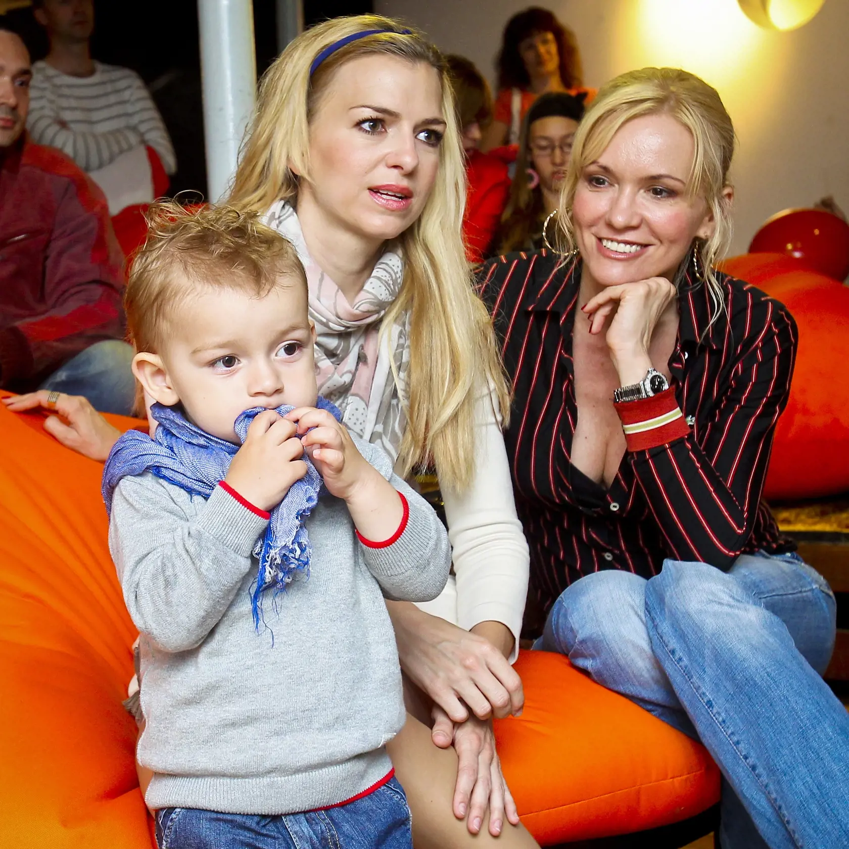 Na snimke zlava syn moderatorky Zlatice Puskarovej Leonard Svajda, moderatorka TV Markiza Zlatica Puskarova a hovorkyna TV Markiza Olga Dubravska pocas prezentacie vyucby anglickeho jazyka pre deti od 5 rokov s nazvom WattsEnglish.