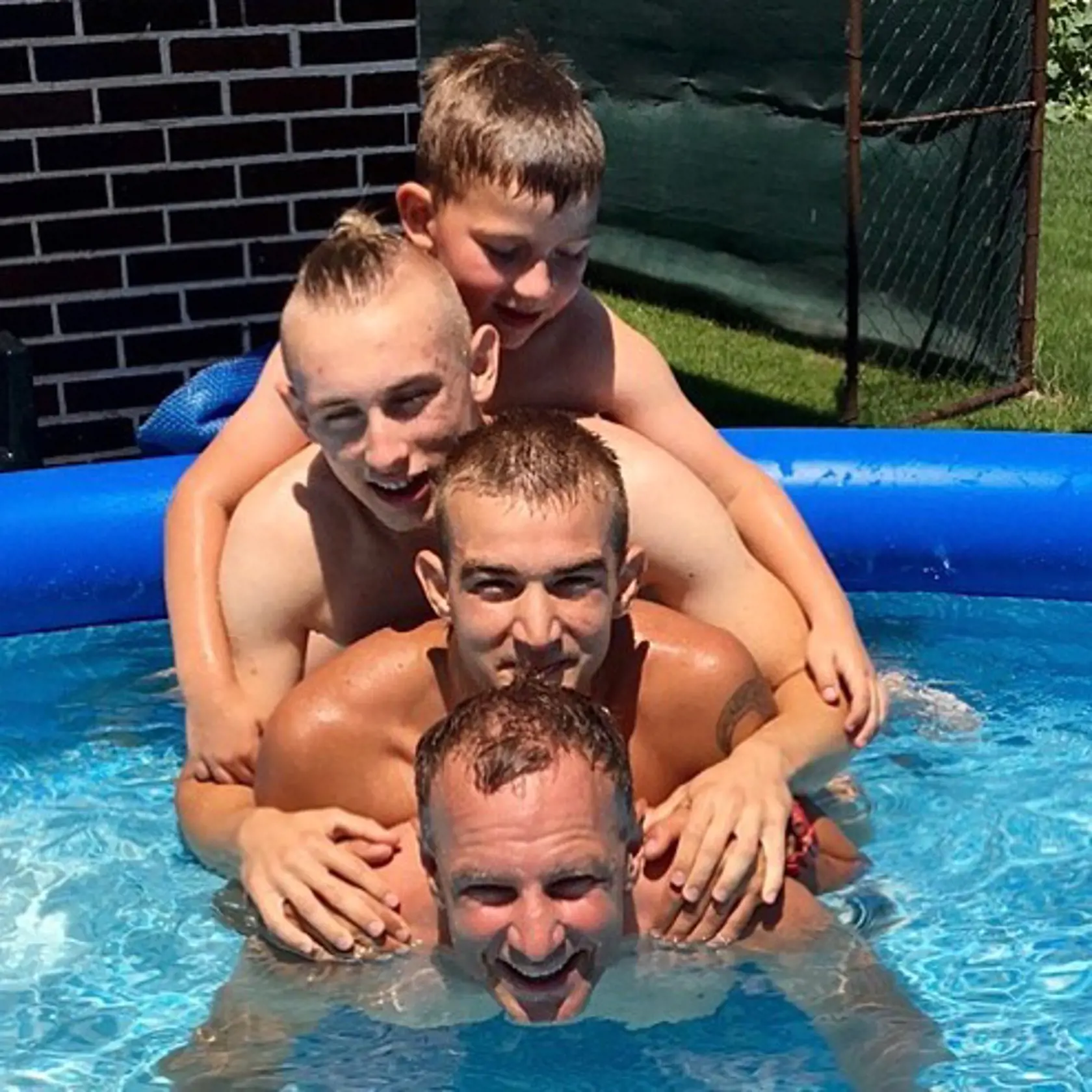 Patrik s milovanými synmi. Najstarší Patrik z neho urobil dedka.