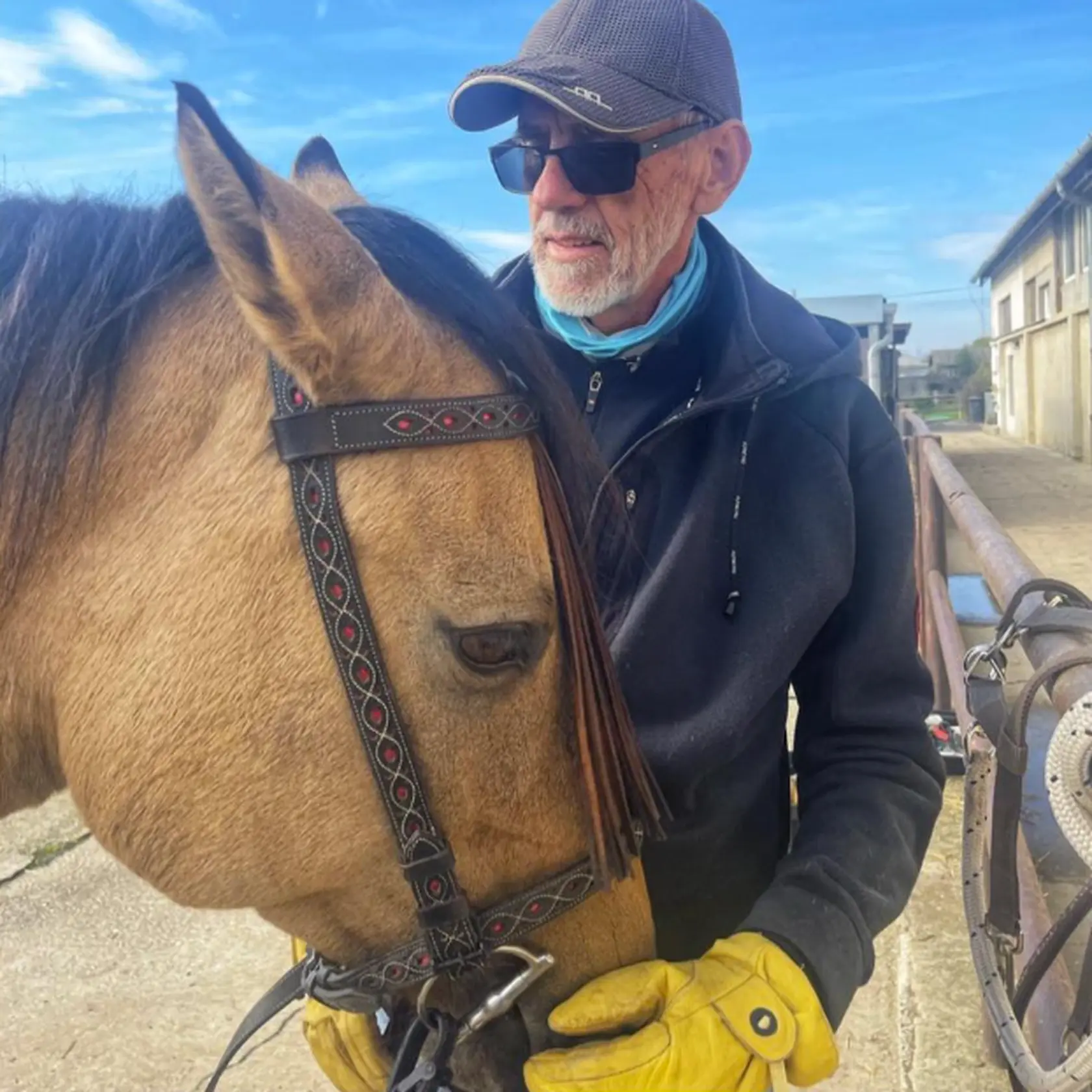 Vo veku 65 rokov zomrel slovenský kaskadér a herec Peter Hric, ktorý účinkoval aj v zahraničných filmových trhákoch. Spolupracoval aj na seriáli Ramč. 
