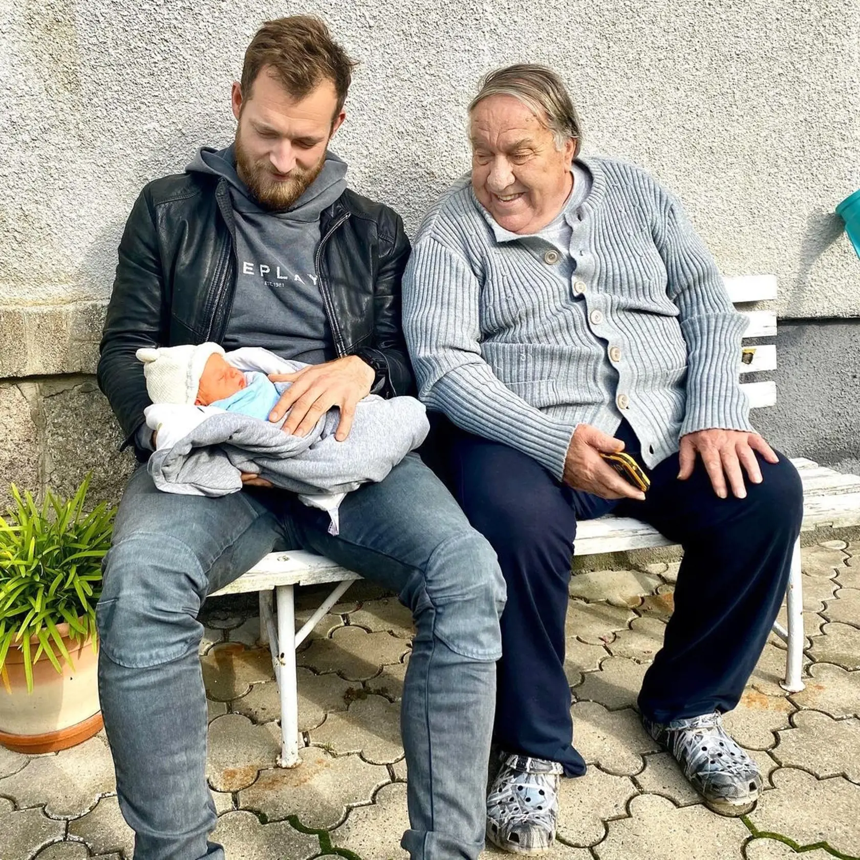 Vzácna fotka! Vendula sa s fanúšikmi podelila o túto krásnu rodinnú momentku. Tri generácie, otec, syn, vnuk...
