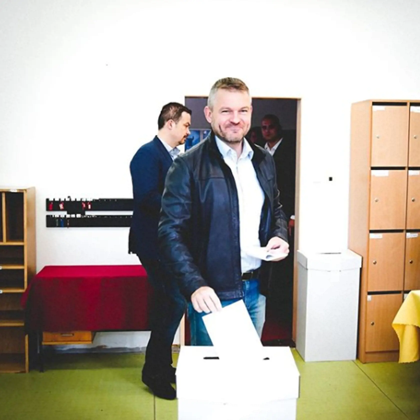 Neformálne oblečený expremiér Pellegrini.