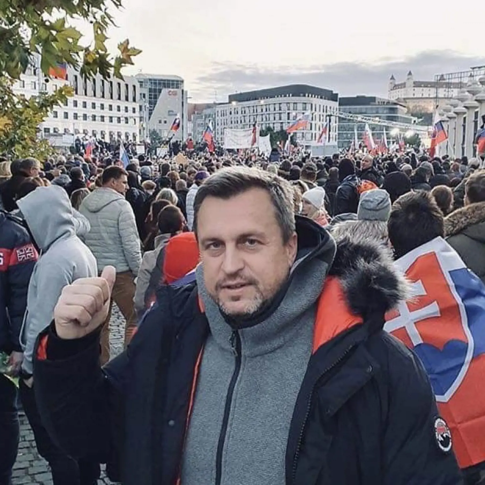 Na sociálnej sieti Andrej Danko napísal, že nedá sa veľmi prechádzať, pretože mesto je plné. Za ním stojí dav protestujúcich.